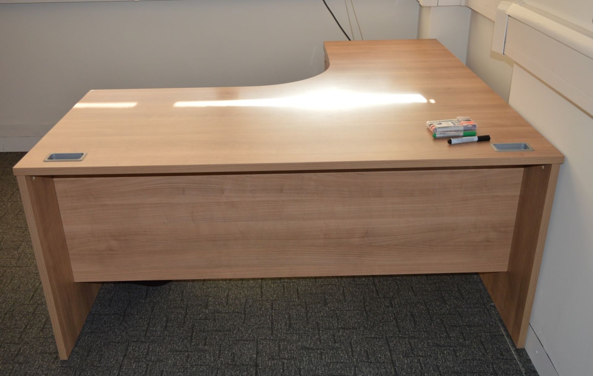 1 x Ergonomical Left Hand Office Desk With Three Drawer Pedestal - Modern Birch Finish - CL400 - Ref - Image 4 of 4