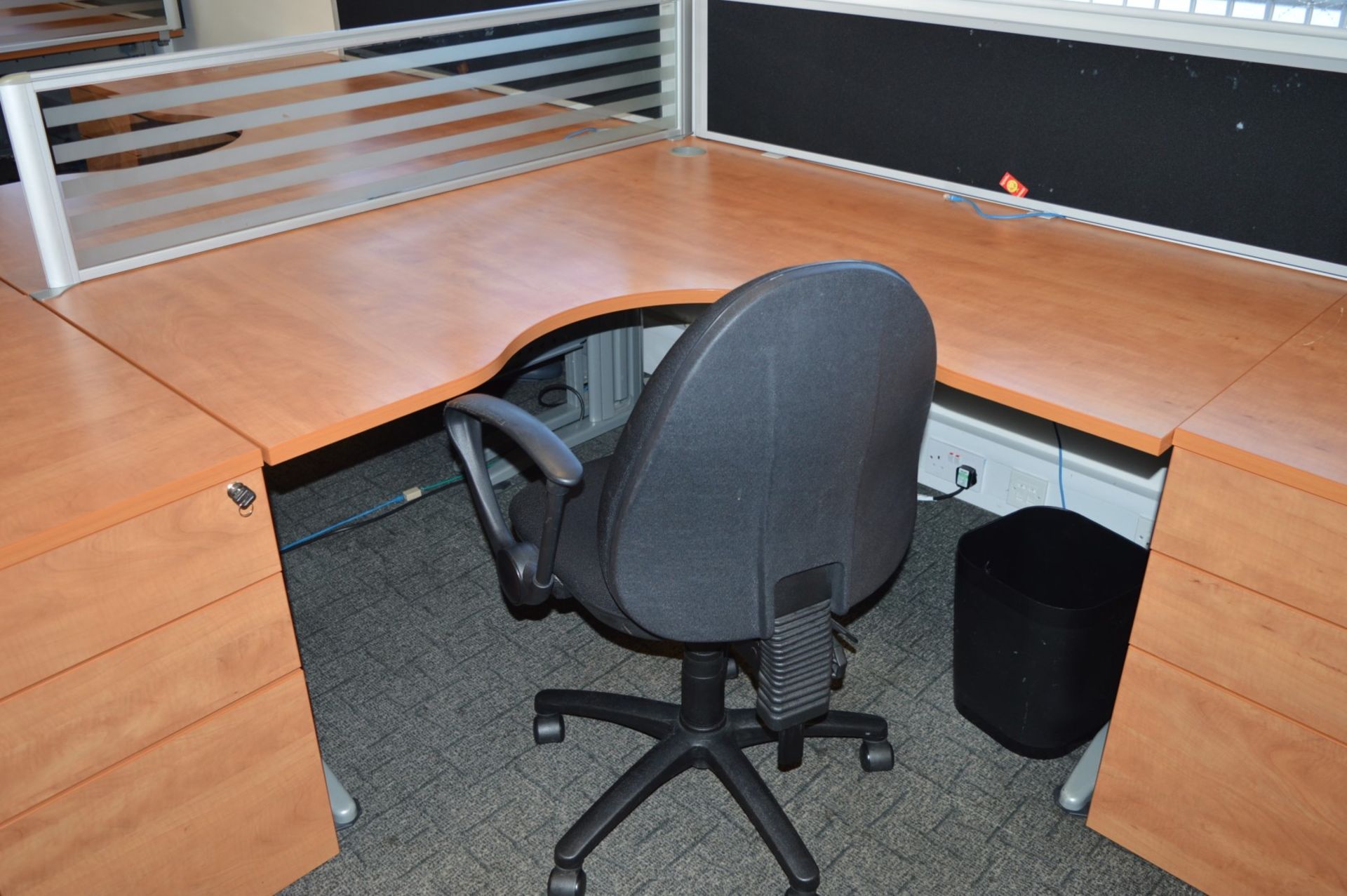 4 x Ergonomical Corner Office Desks With a Beech Finish, Cantilever Grey Coated Base, Cable Tidy - Image 14 of 19