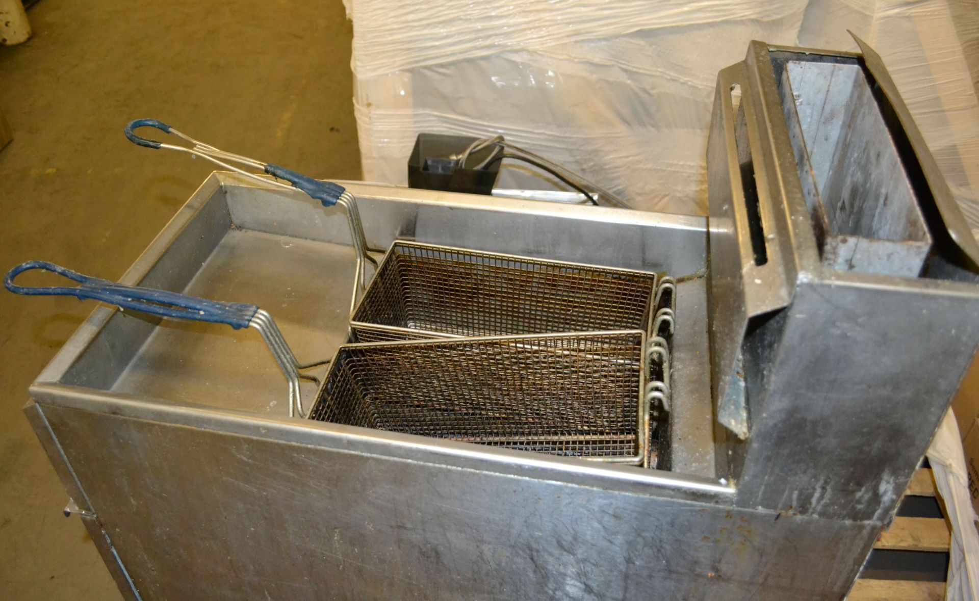 1 x Elite IFS-40 Free Standing Twin Basket Gas Fryer - Ref: FJC009 - CL124 - Location: Bolton BL1 - - Image 2 of 6