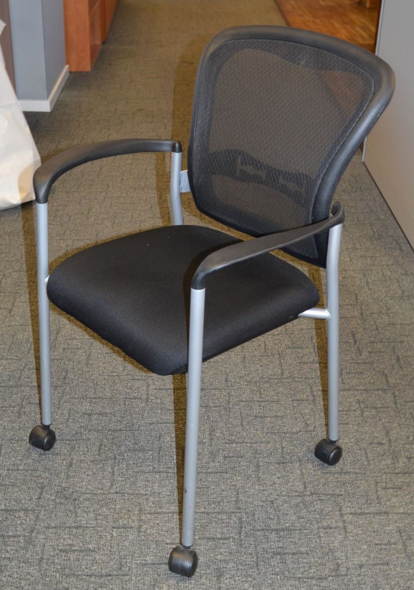 4 x Senator SL829A Office Chairs With Castors - Ergonomical Chairs With Armrests - High Quality - Image 2 of 5