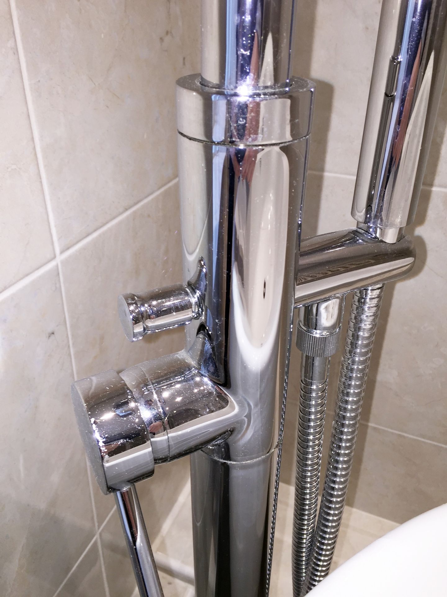 1 x Bath With A Floor Mounted Bath Filler Tap - Preowned In Good Condition - More Information To - Image 8 of 8