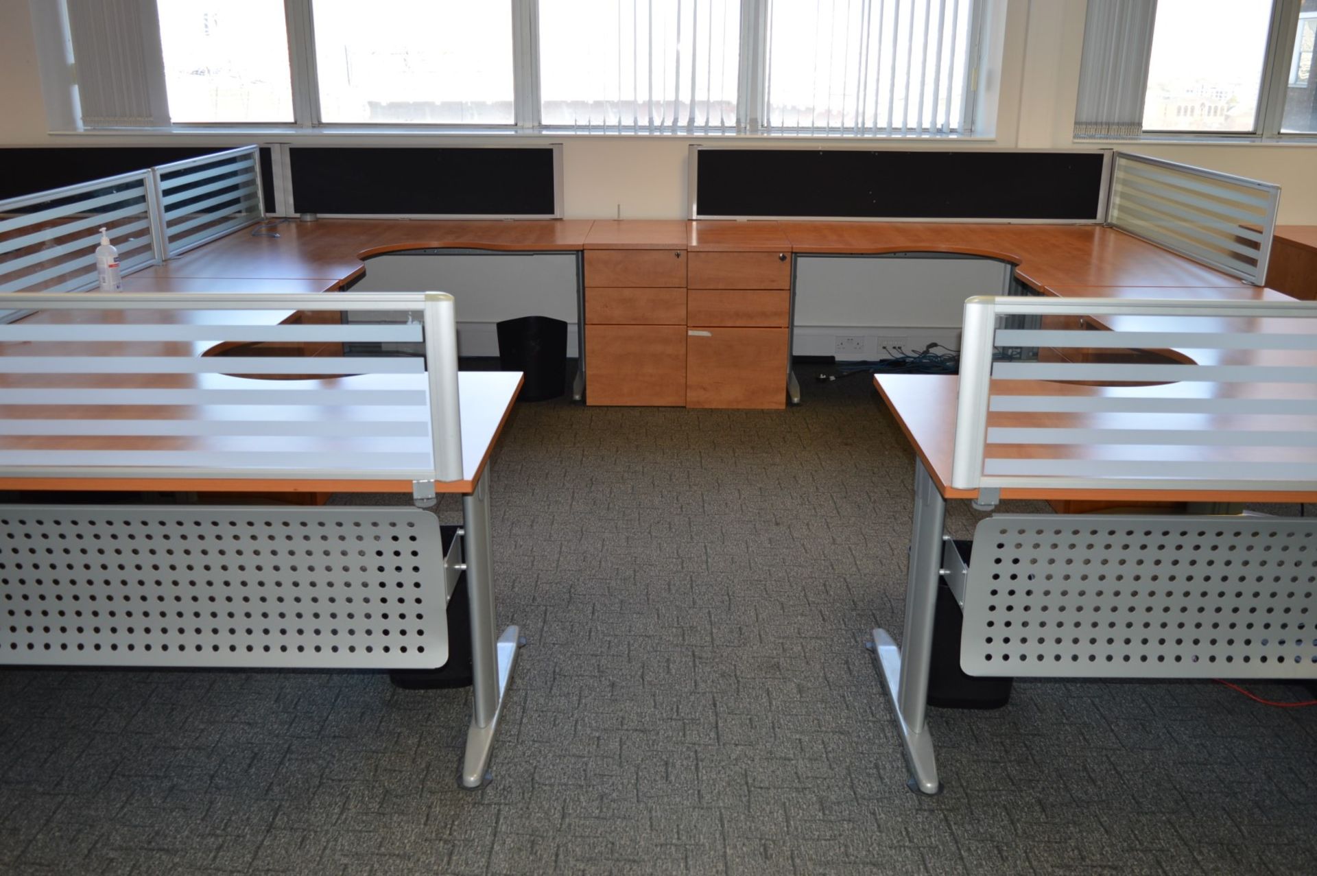 4 x Ergonomical Corner Office Desks With a Beech Finish, Cantilever Grey Coated Base, Cable Tidy - Image 2 of 19