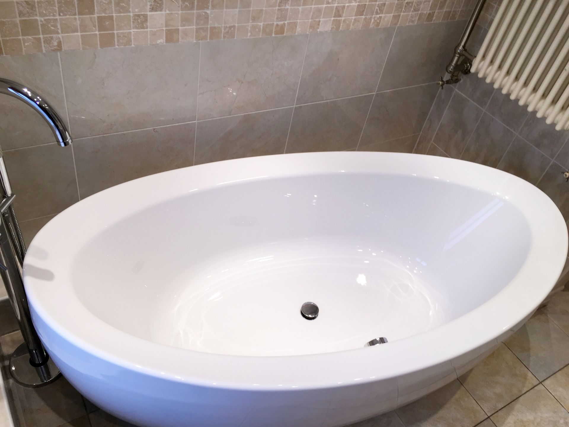 1 x Bath With A Floor Mounted Bath Filler Tap - Preowned In Good Condition - More Information To - Image 3 of 8