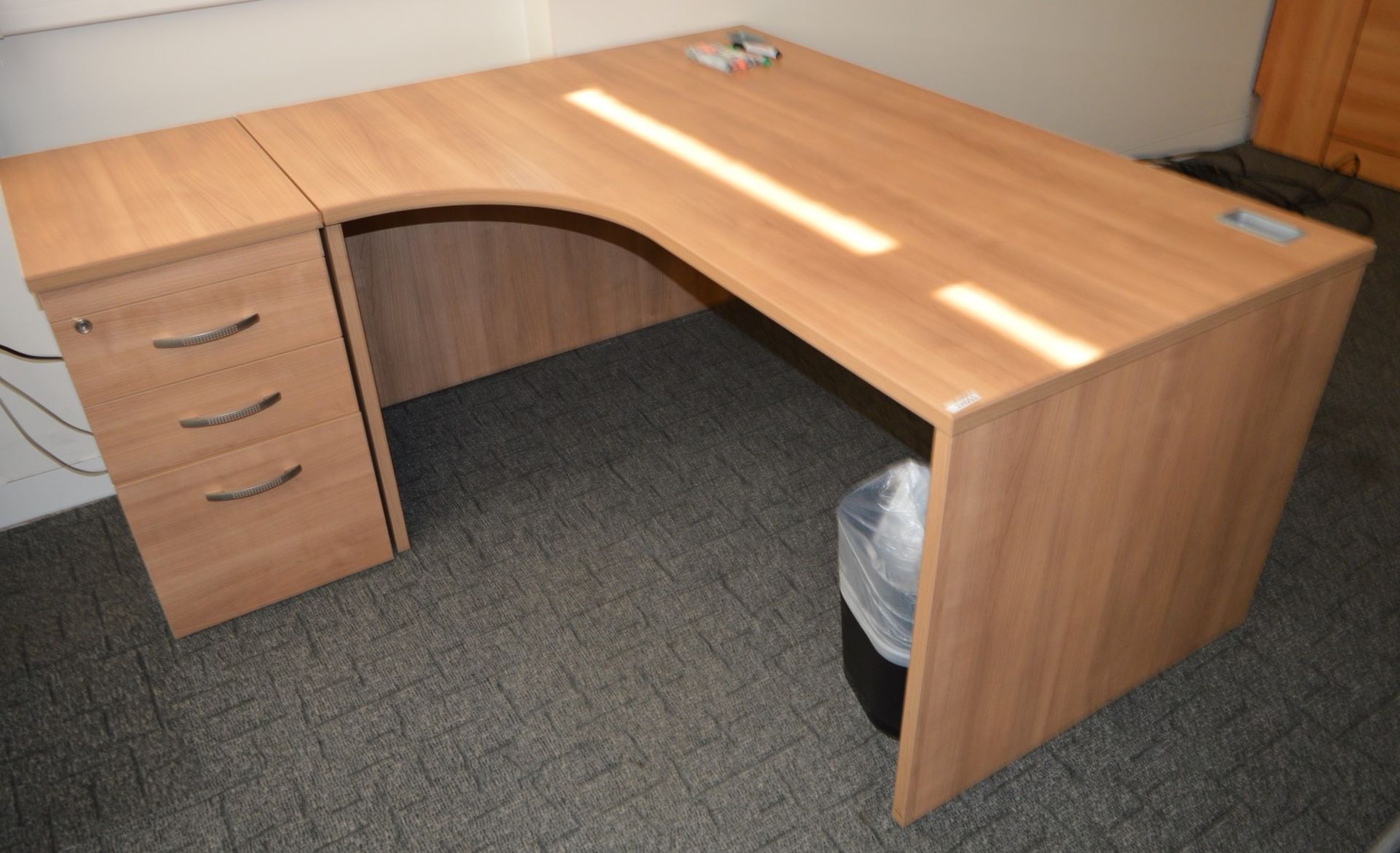 1 x Ergonomical Left Hand Office Desk With Three Drawer Pedestal - Modern Birch Finish - CL400 - Ref - Image 2 of 4