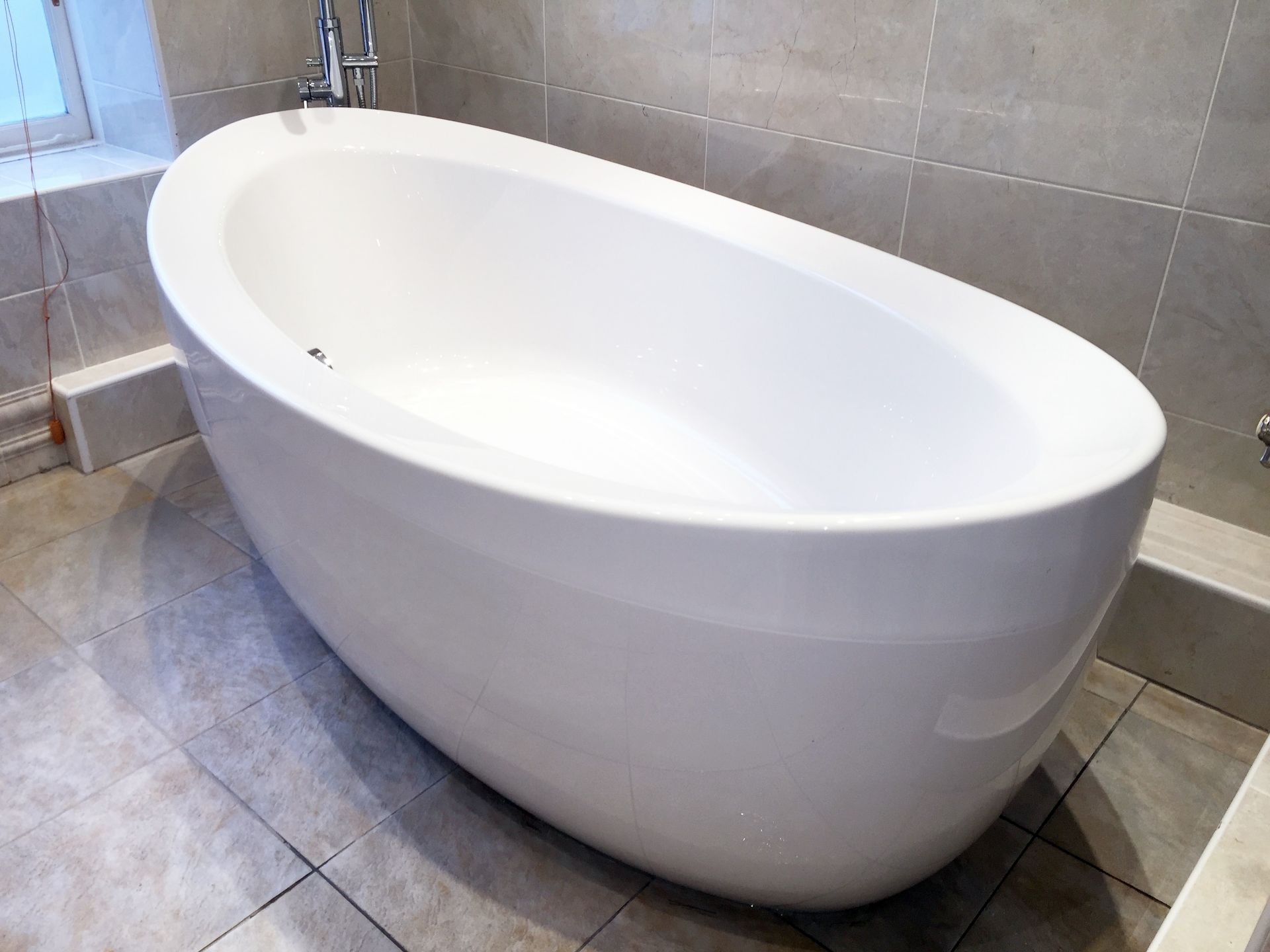 1 x Bath With A Floor Mounted Bath Filler Tap - Preowned In Good Condition - More Information To - Image 4 of 8