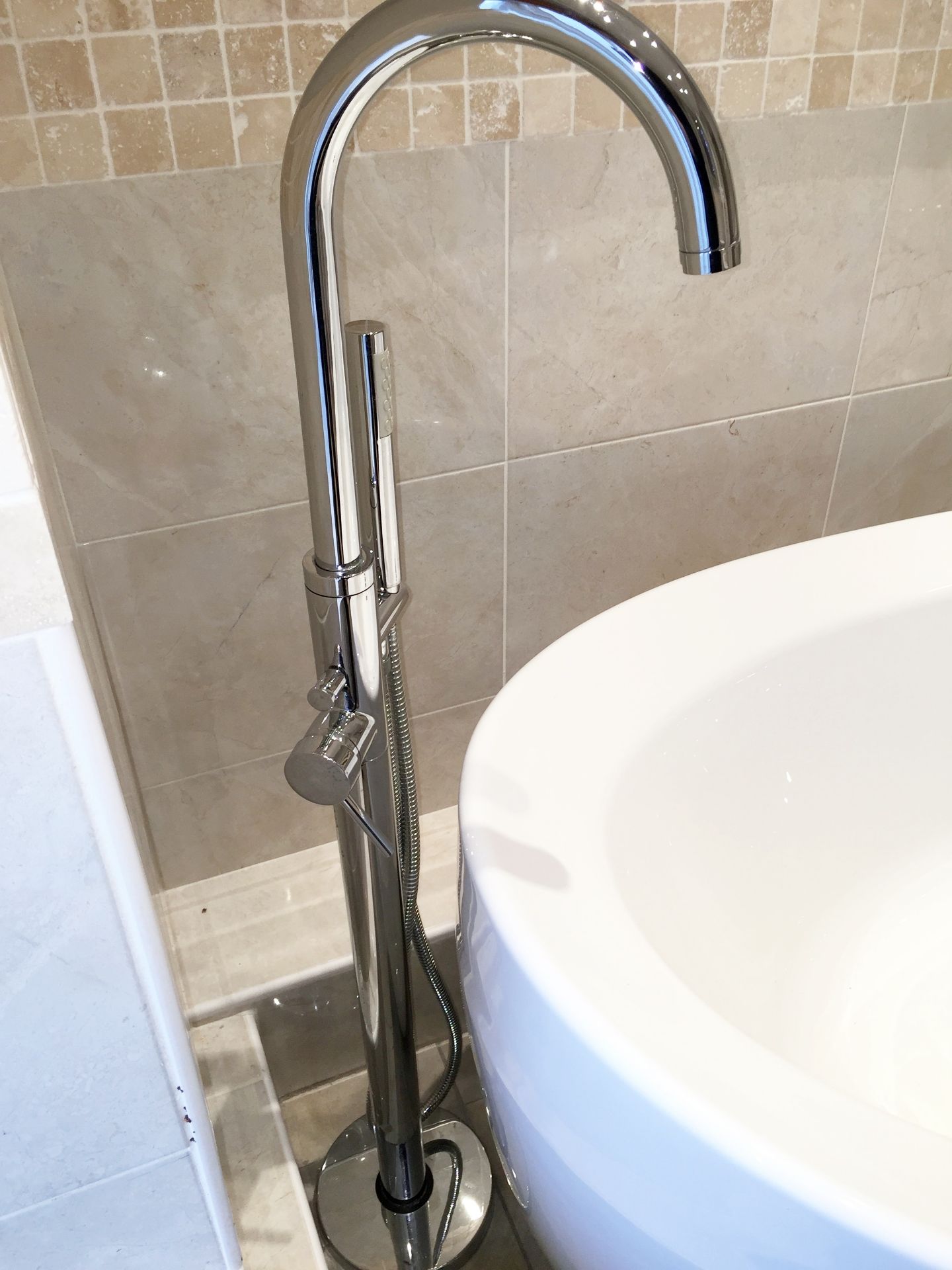 1 x Bath With A Floor Mounted Bath Filler Tap - Preowned In Good Condition - More Information To - Image 7 of 8