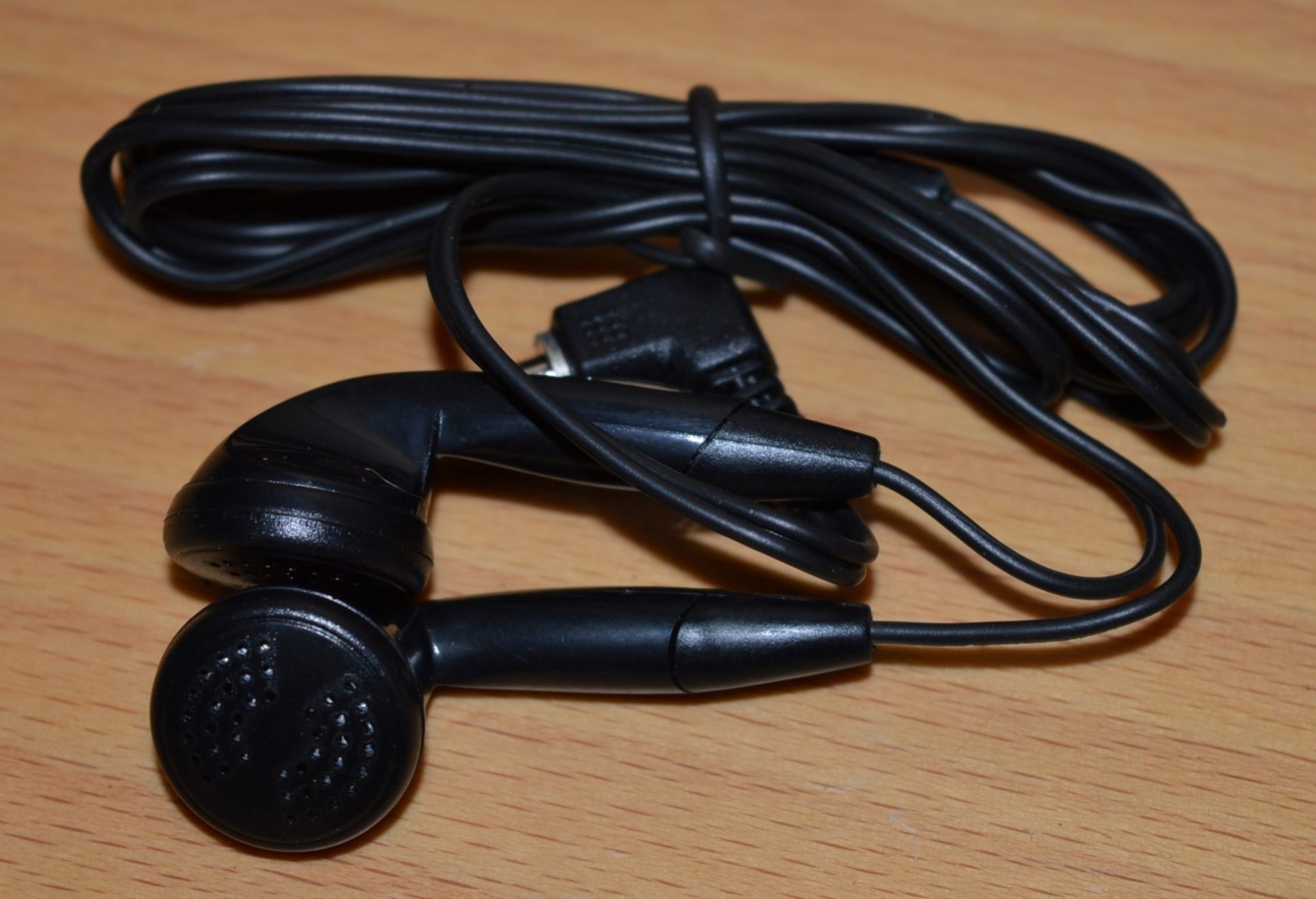 Approx 100 x Earbud Earphones - Type HL157 - 3.5mm Stereo Mini Plug - 32OHM - 107dB - New and Unused