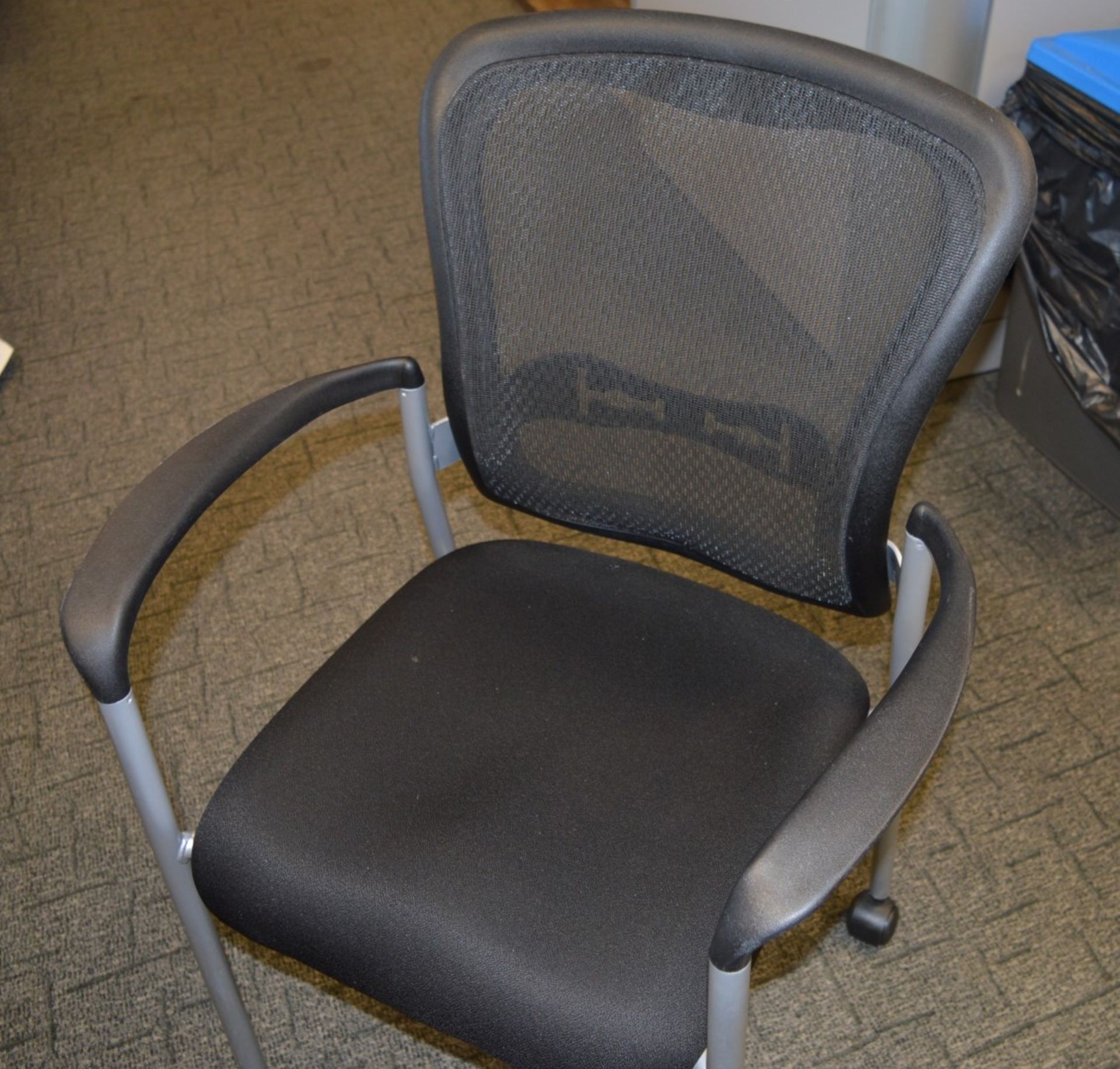 4 x Senator SL829A Office Chairs With Castors - Ergonomical Chairs With Armrests - High Quality - Image 3 of 5
