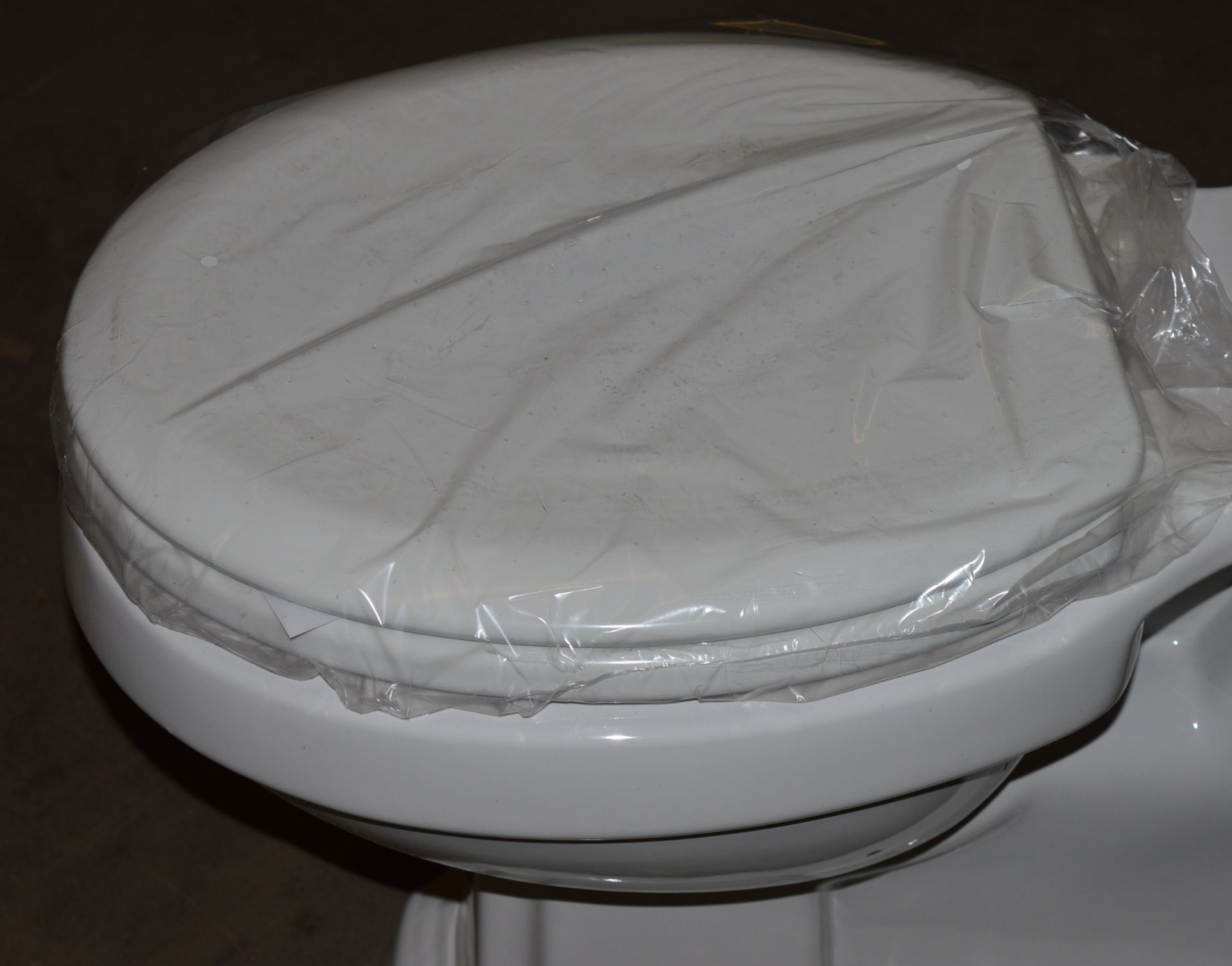 1 x Winchester Close Coupled Toilet Pan With Cistern and Toilet Seat - Unused Stock - CL190 - Ref - Image 5 of 9