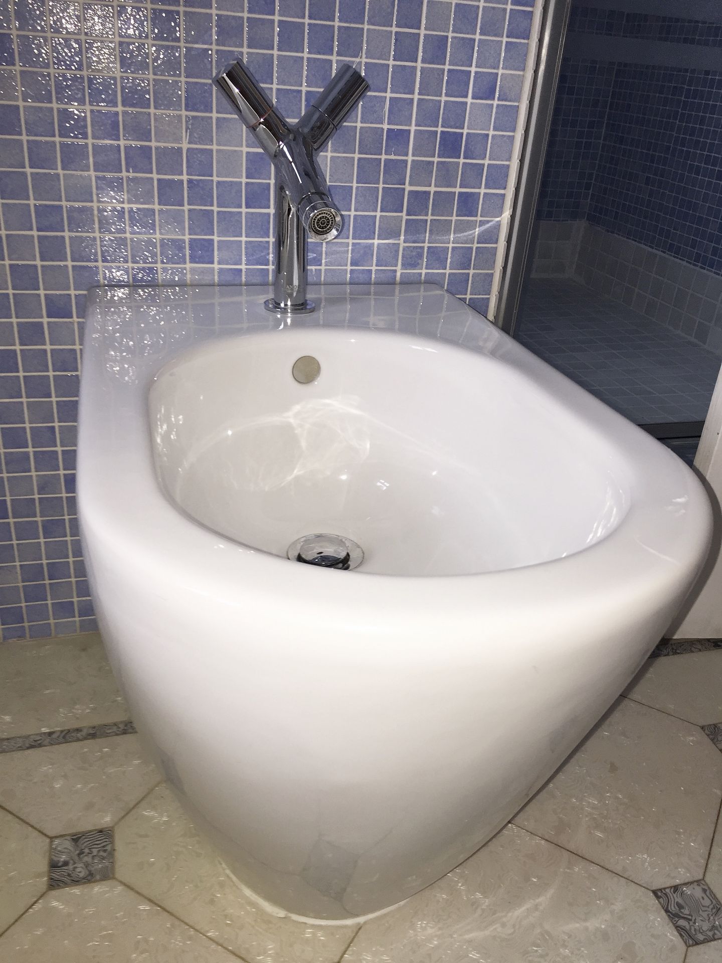 1 x Toilet And Bidet - More Information and Pictures To Follow - Both Preowned In Good Condition - - Bild 2 aus 6