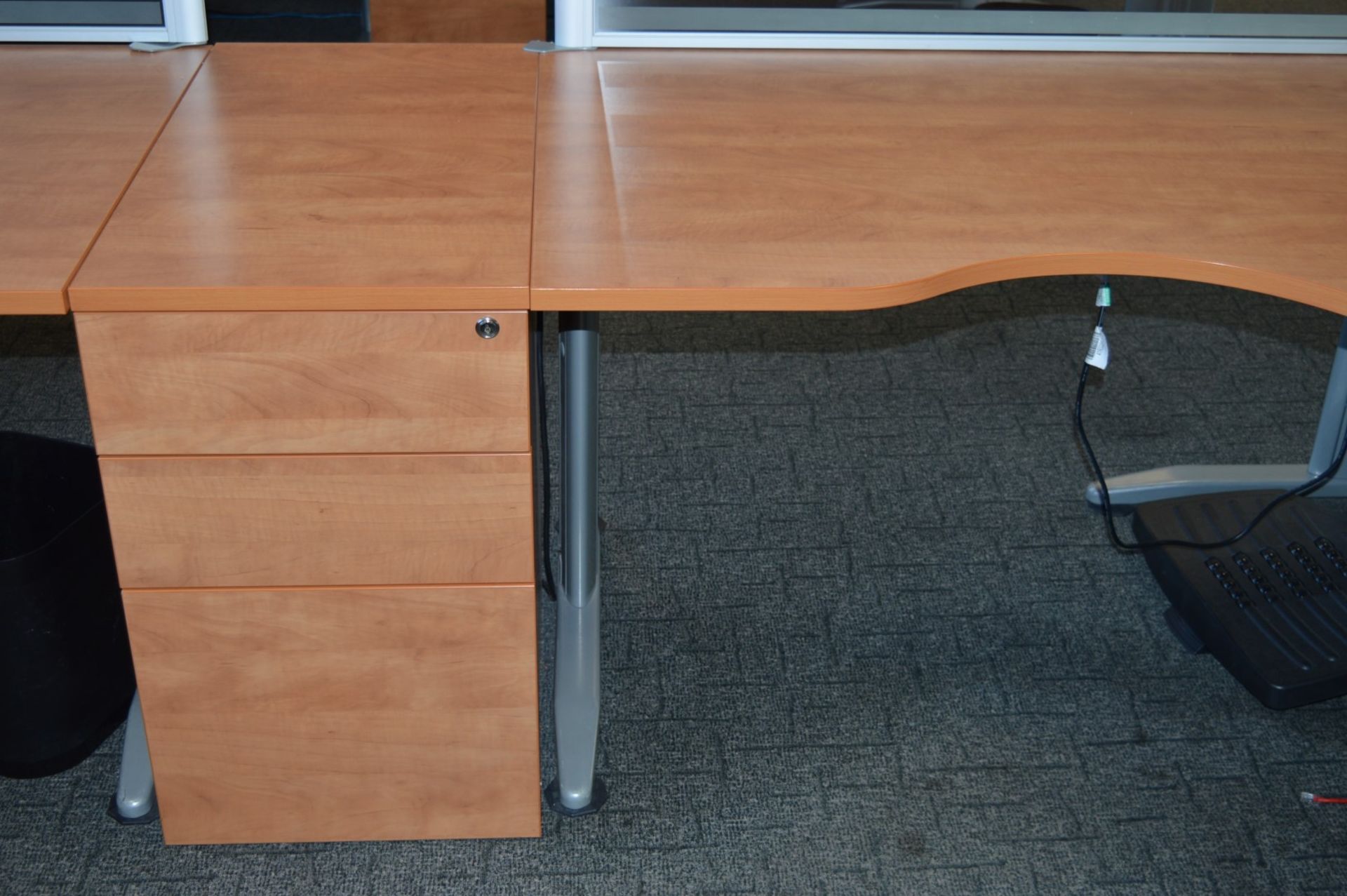 4 x Ergonomical Corner Office Desks With a Beech Finish, Cantilever Grey Coated Base, Cable Tidy - Image 4 of 19