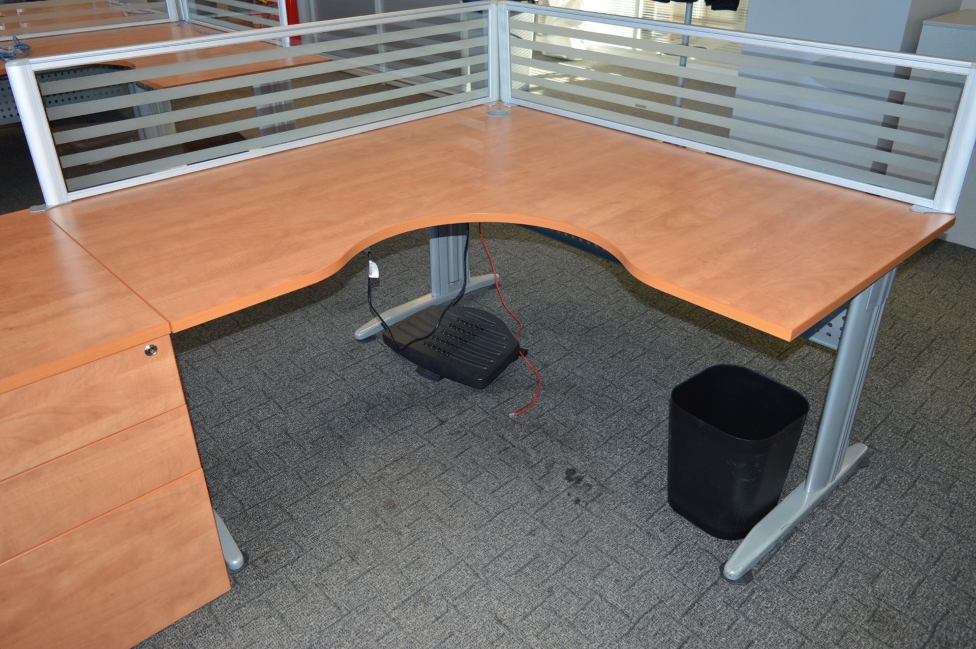 4 x Ergonomical Corner Office Desks With a Beech Finish, Cantilever Grey Coated Base, Cable Tidy - Image 3 of 19