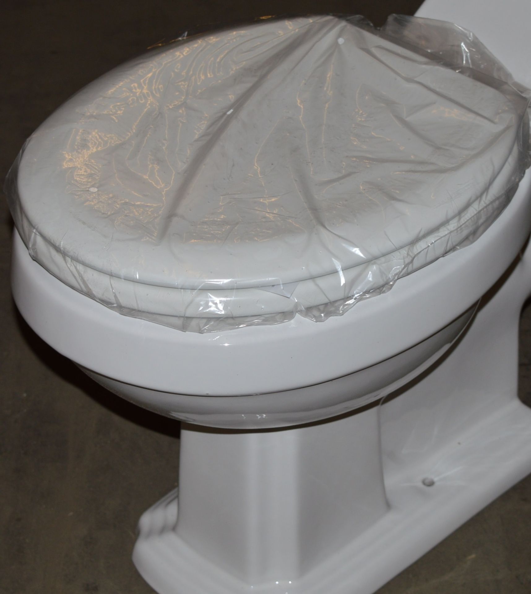 1 x Winchester Close Coupled Toilet Pan With Cistern and Toilet Seat - Unused Stock - CL190 - Ref - Image 4 of 9