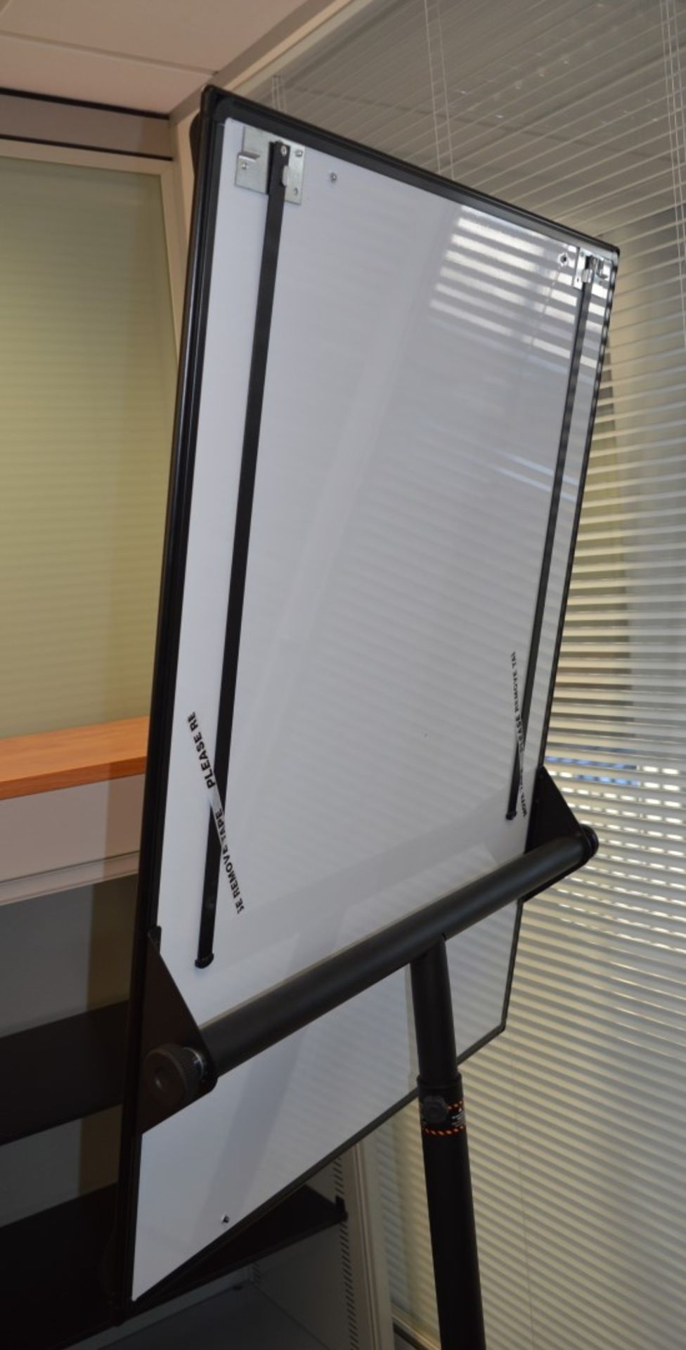 1 x Mobile Flipchart / Whiteboard - High Quality Office Furniture - CL400 - Ref 044 - Location: - Image 2 of 2