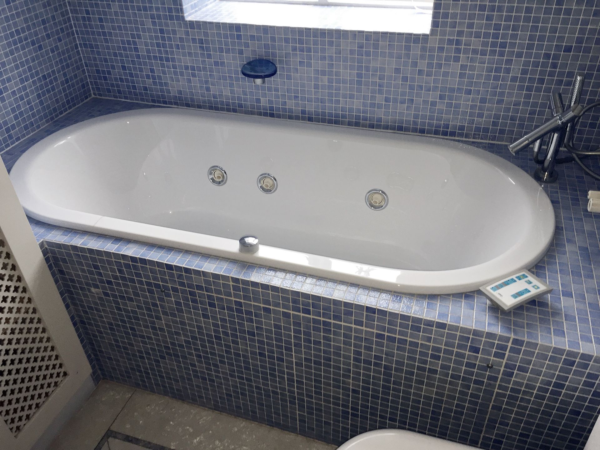 1 x Stark For Hoesch DESIGNER Jacuzzi Bath With Control - Dimensions: 175 x 80 x Depth 65cm -