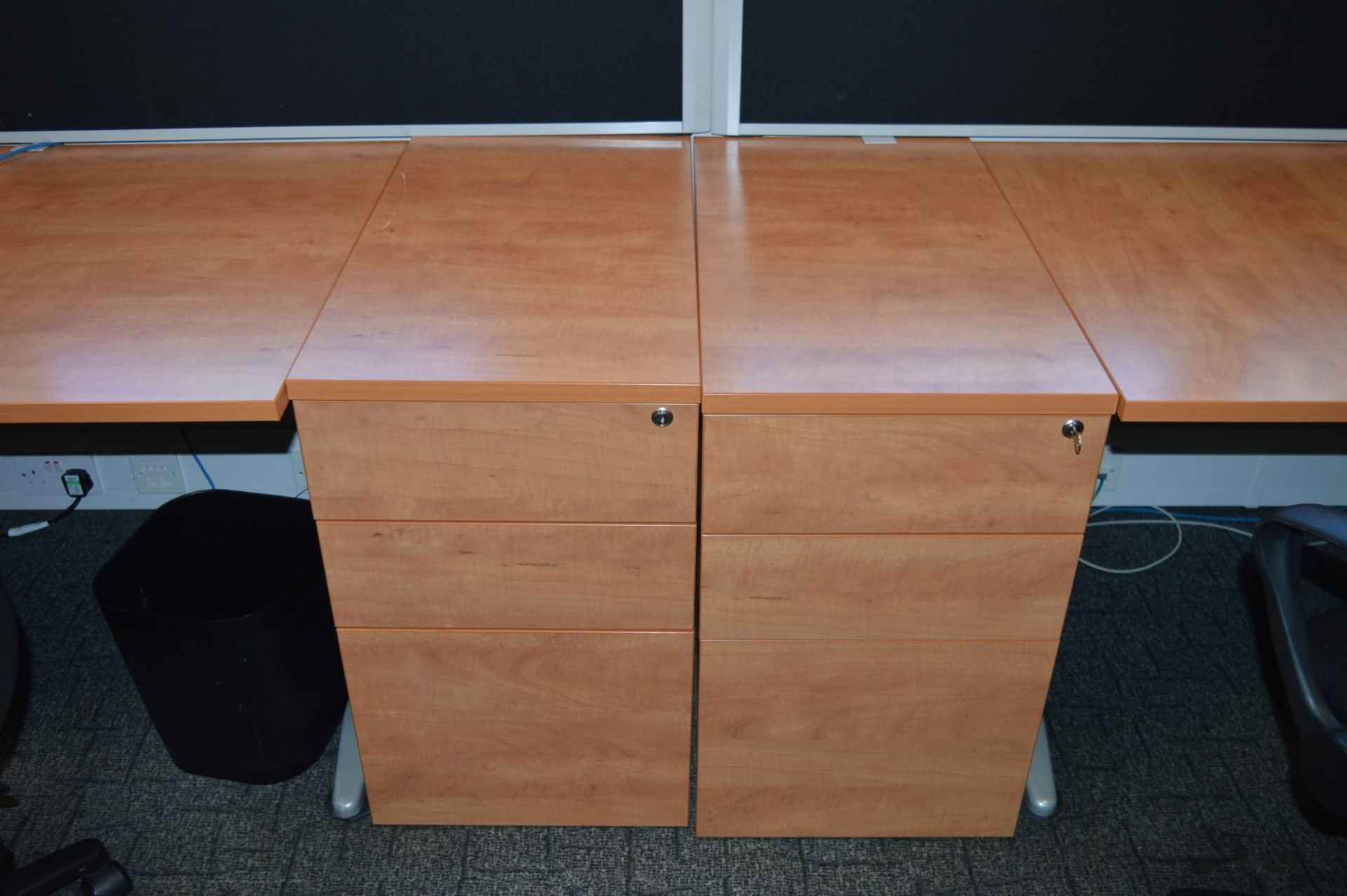 4 x Ergonomical Corner Office Desks With a Beech Finish, Cantilever Grey Coated Base, Cable Tidy - Image 13 of 19