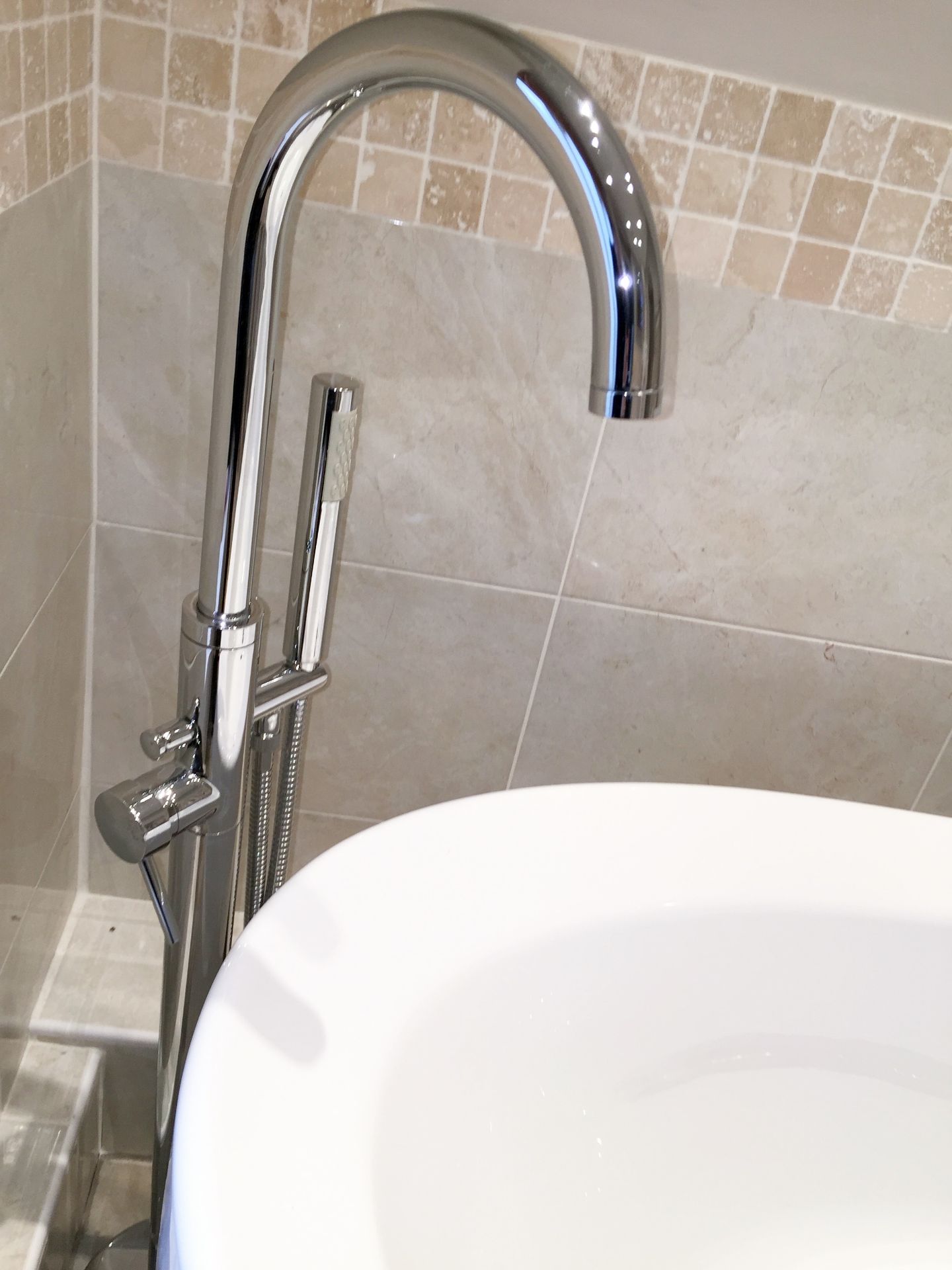 1 x Bath With A Floor Mounted Bath Filler Tap - Preowned In Good Condition - More Information To - Image 2 of 8