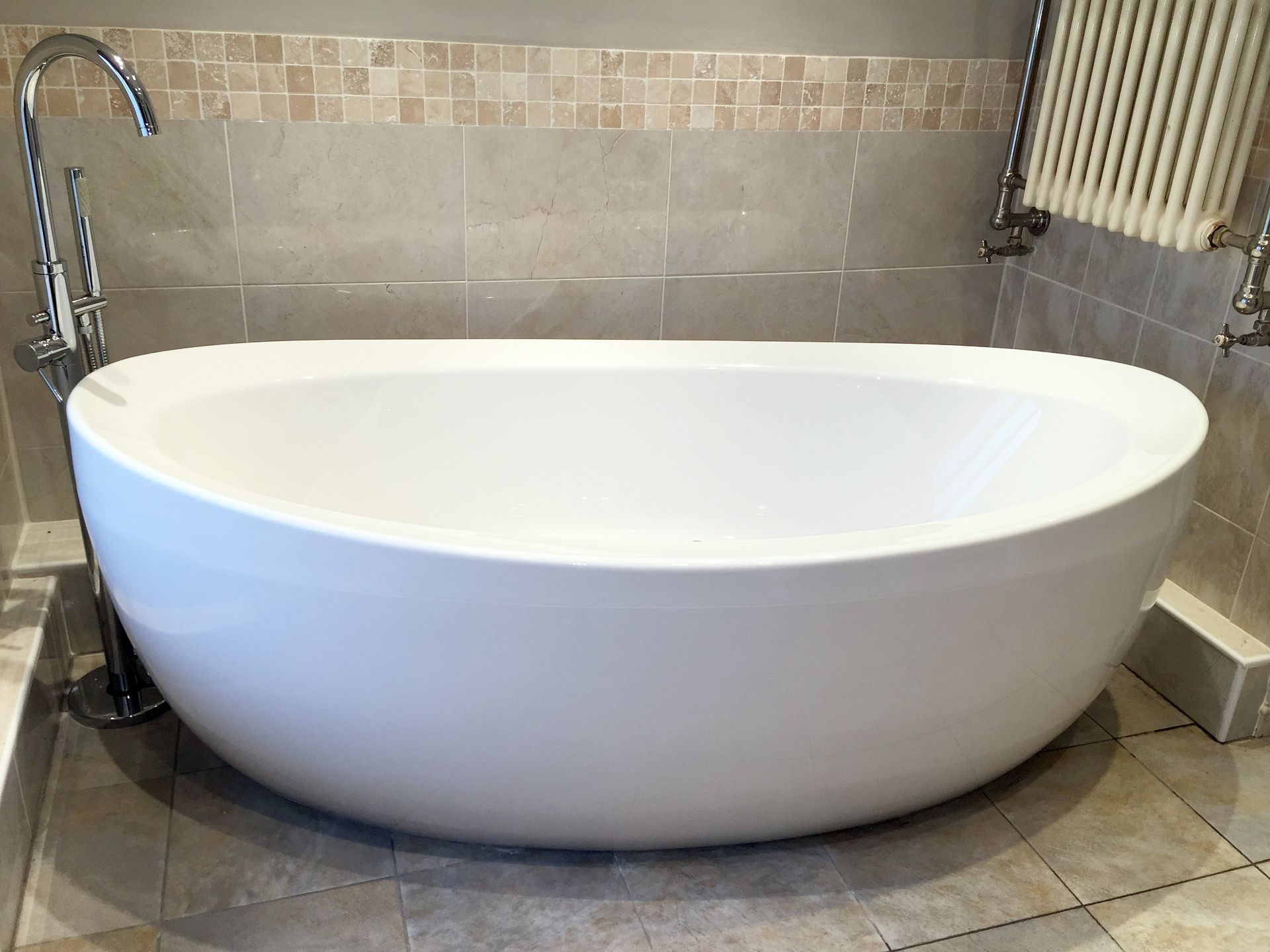 1 x Bath With A Floor Mounted Bath Filler Tap - Preowned In Good Condition - More Information To