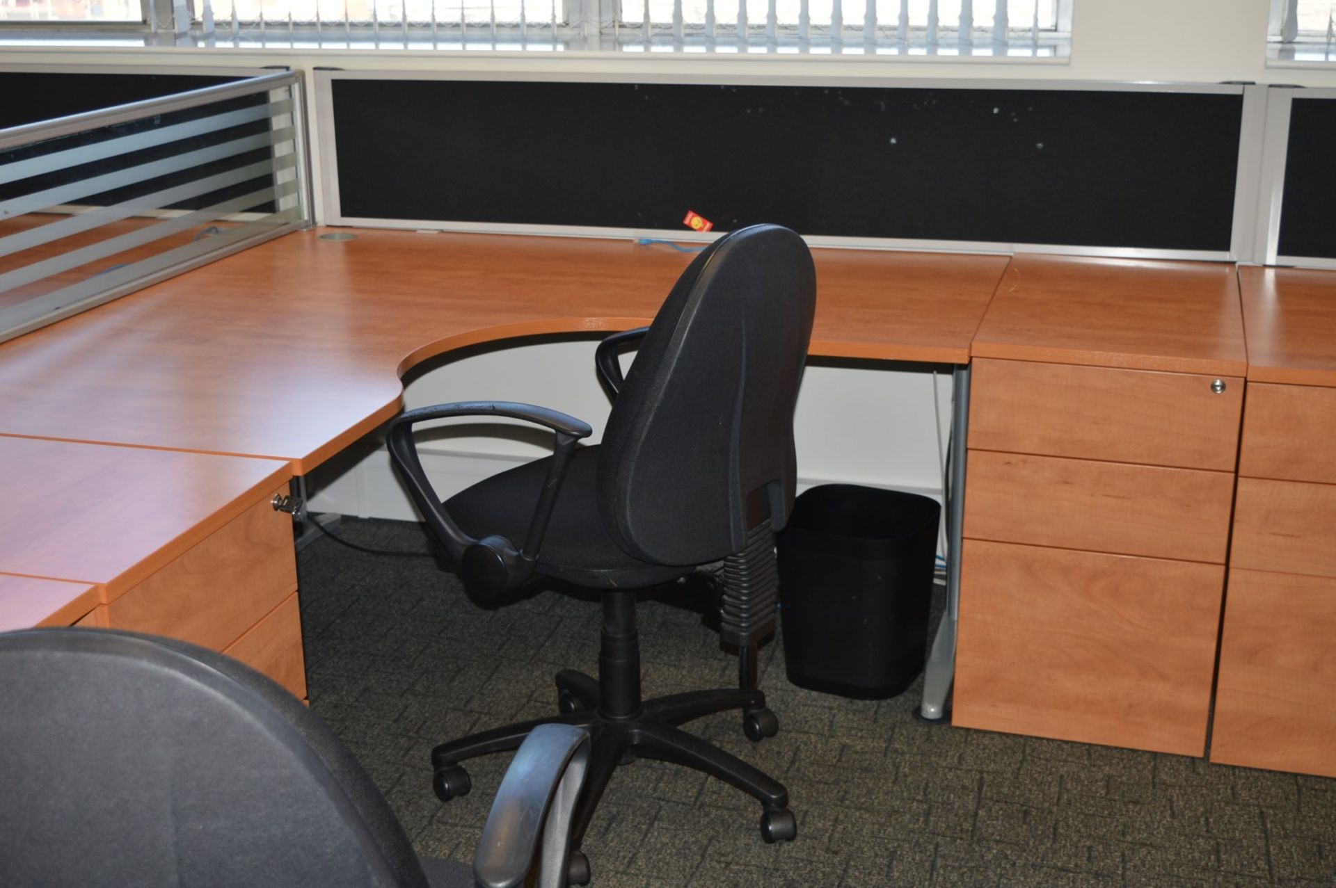 4 x Ergonomical Corner Office Desks With a Beech Finish, Cantilever Grey Coated Base, Cable Tidy - Image 15 of 18