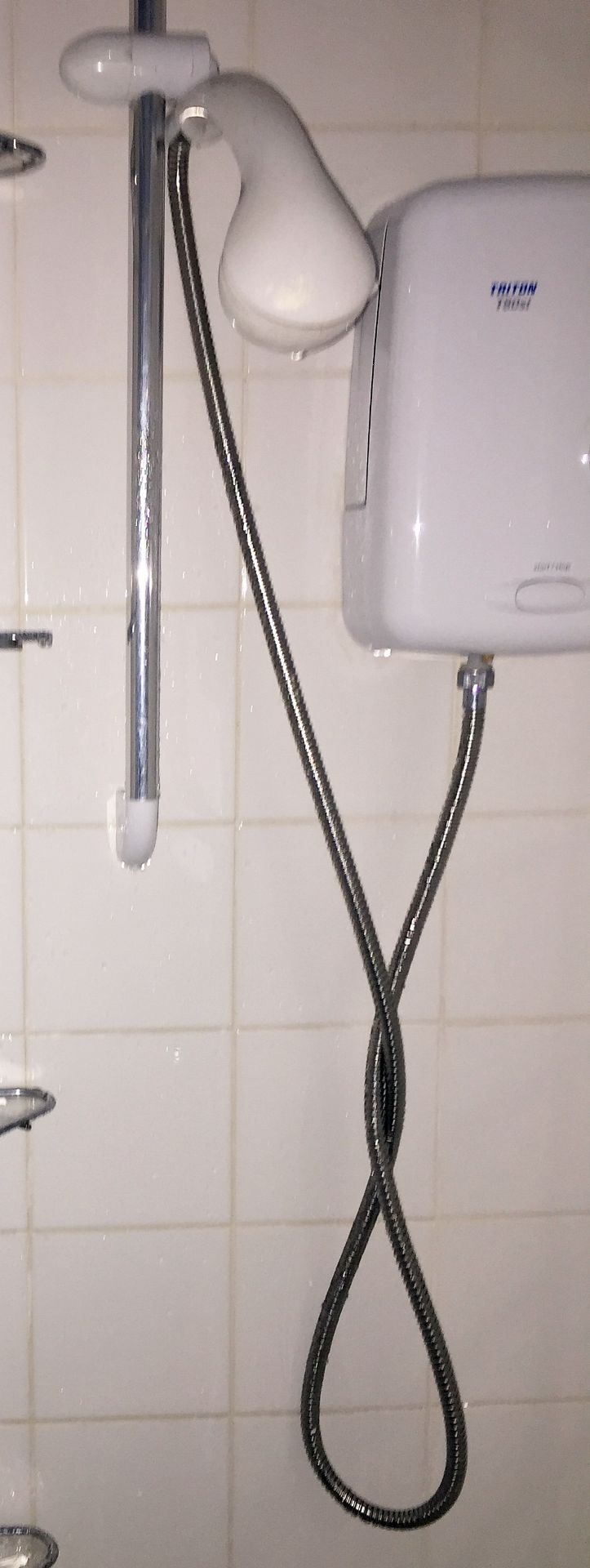 An Assortment Of Bathroom Items - Include Triton T80si Shower Plus Radiator And Round Bathroom - Image 6 of 6