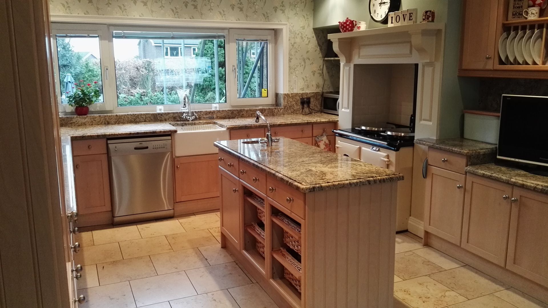 1 x Attractive Bespoke Fitted Kitchen with Granite Worktops and Integrated Appliances - CL - Image 4 of 26