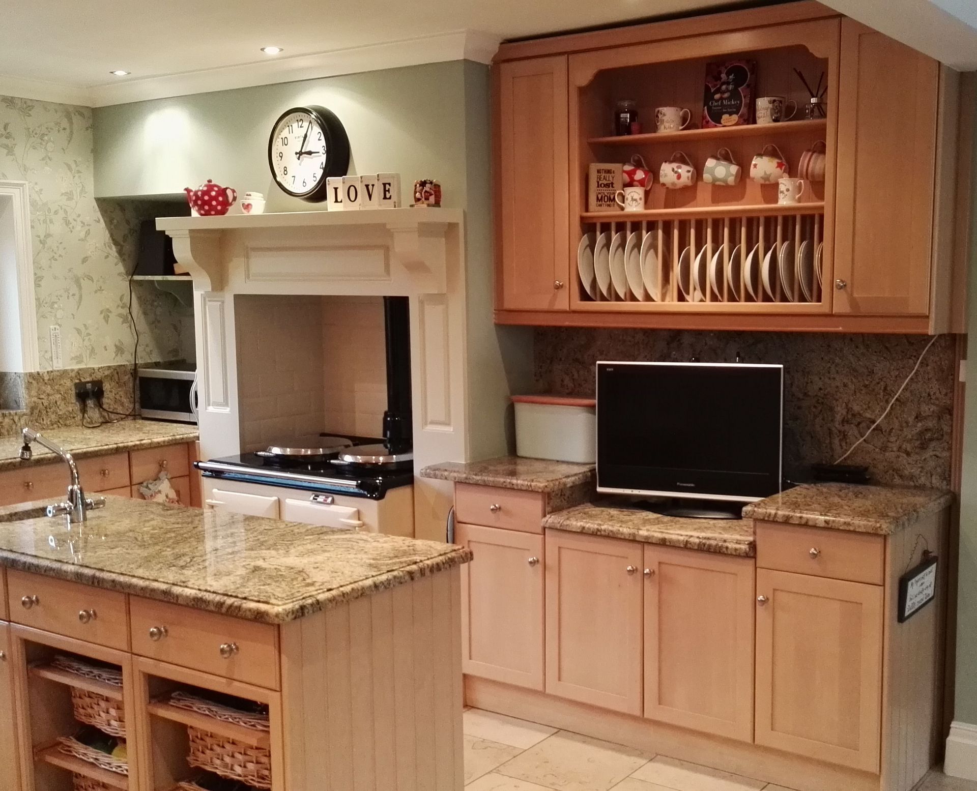 1 x Attractive Bespoke Fitted Kitchen with Granite Worktops and Integrated Appliances - CL - Image 6 of 26