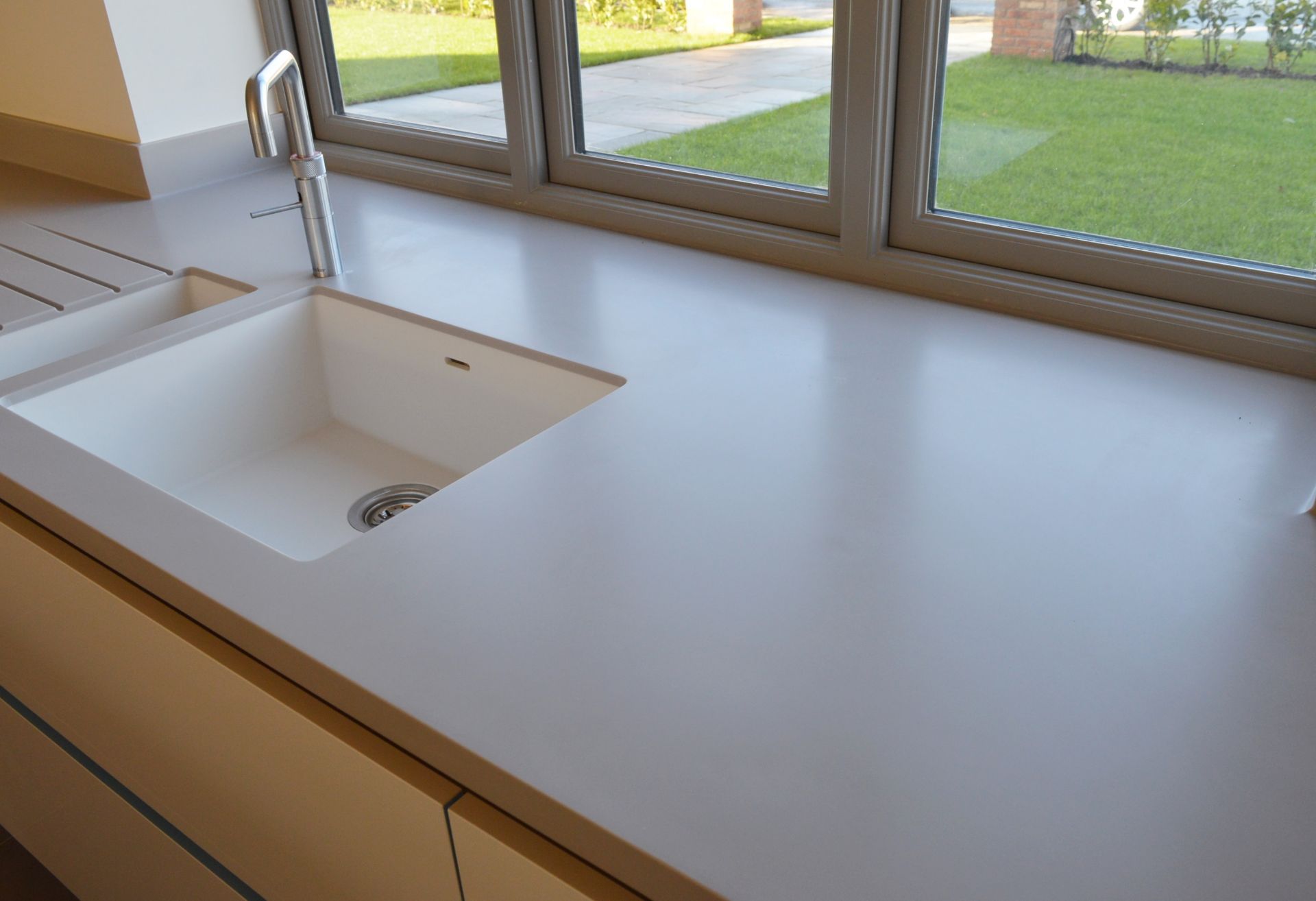 1 x Stunning KELLER Handleless FITTED KITCHEN With Corian Clay Worktops, Centre Island With - Image 99 of 104
