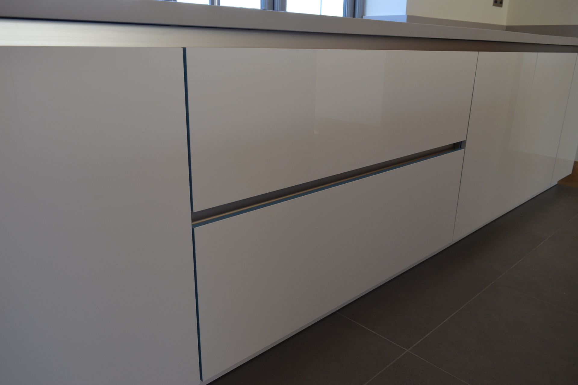 1 x Stunning KELLER Handleless FITTED KITCHEN With Corian Clay Worktops, Centre Island With - Image 32 of 104