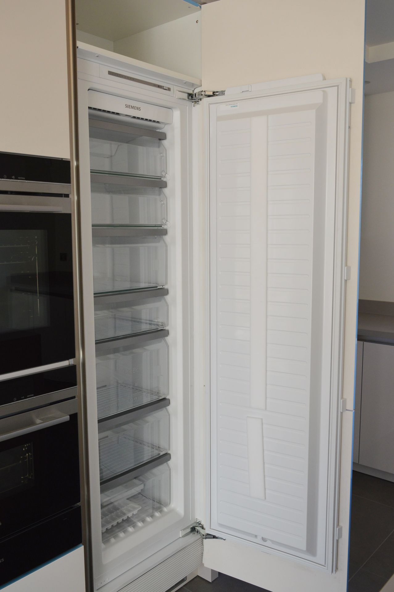 1 x Stunning KELLER Handleless FITTED KITCHEN With Corian Clay Worktops, Centre Island With - Image 50 of 104