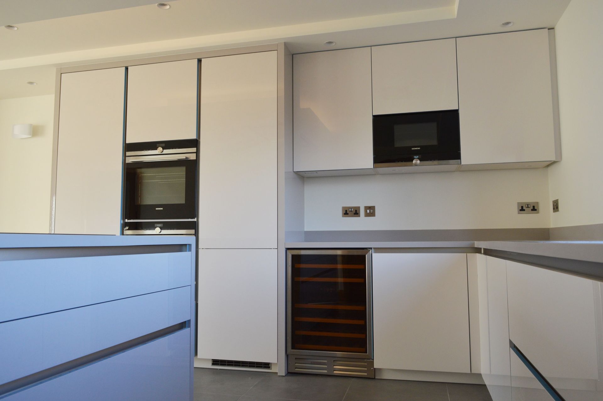 1 x Stunning KELLER Handleless FITTED KITCHEN With Corian Clay Worktops, Centre Island With - Image 8 of 104