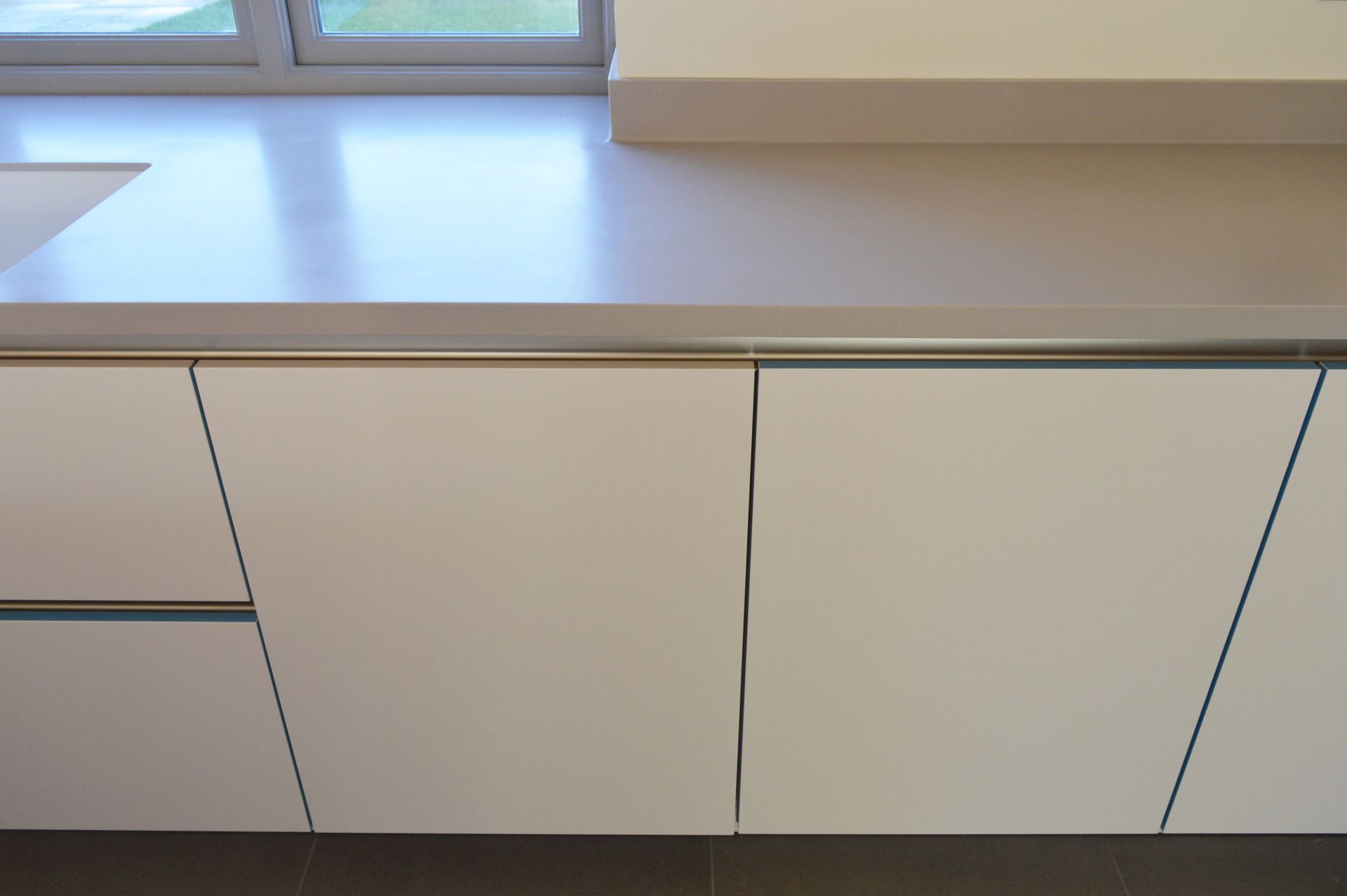 1 x Stunning KELLER Handleless FITTED KITCHEN With Corian Clay Worktops, Centre Island With - Image 59 of 104