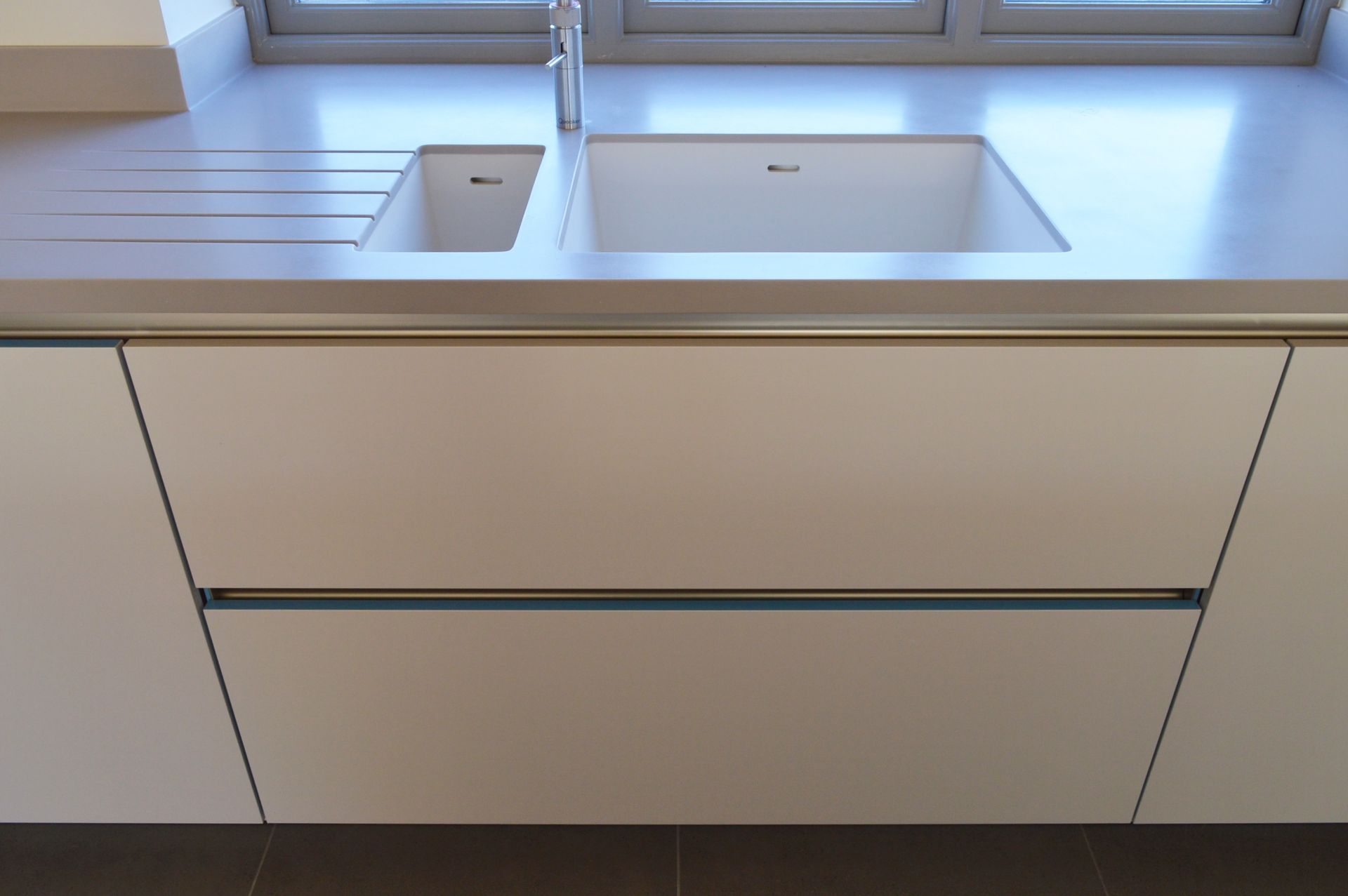 1 x Stunning KELLER Handleless FITTED KITCHEN With Corian Clay Worktops, Centre Island With - Image 58 of 104