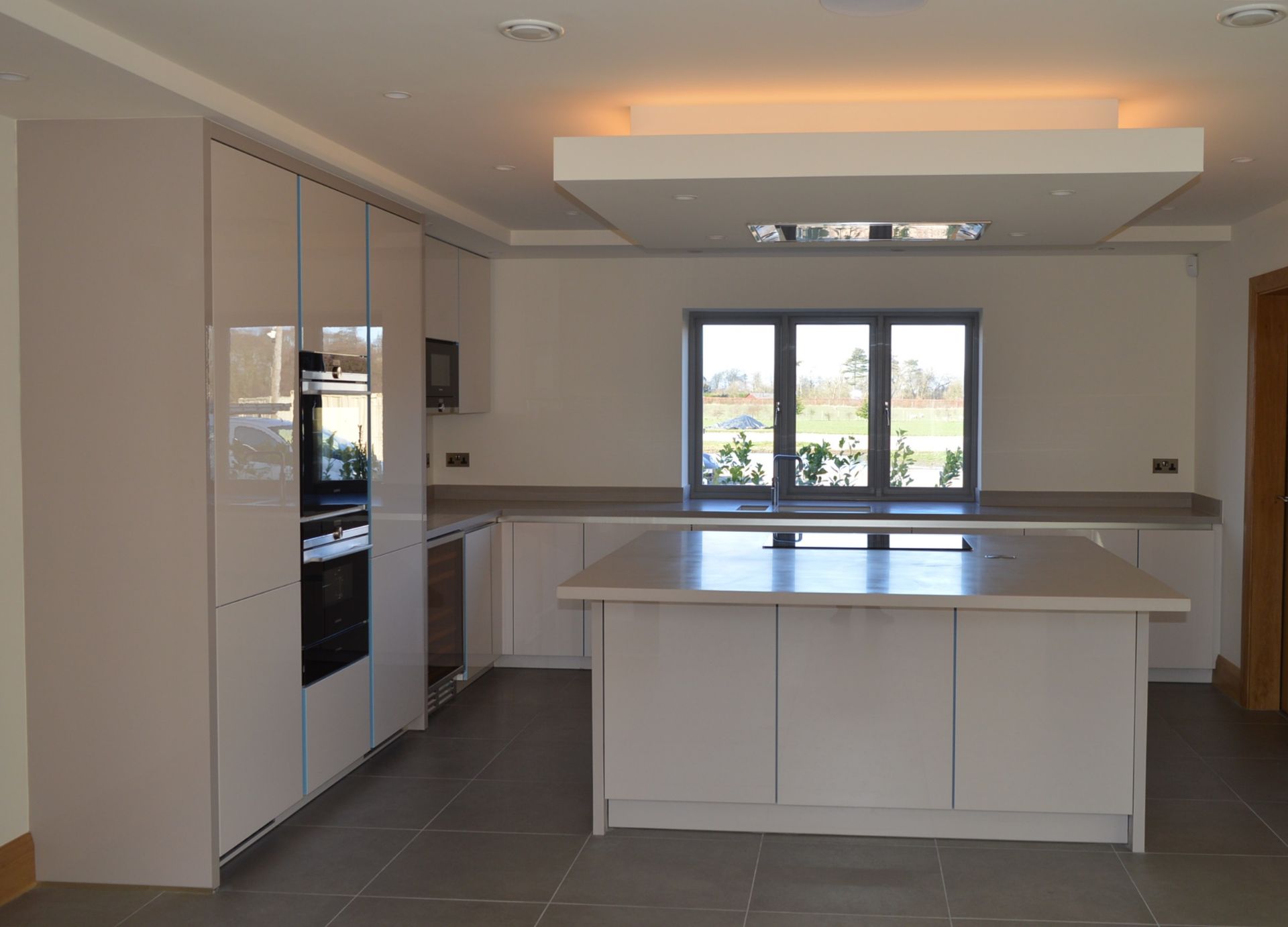 1 x Stunning KELLER Handleless FITTED KITCHEN With Corian Clay Worktops, Centre Island With - Image 4 of 104