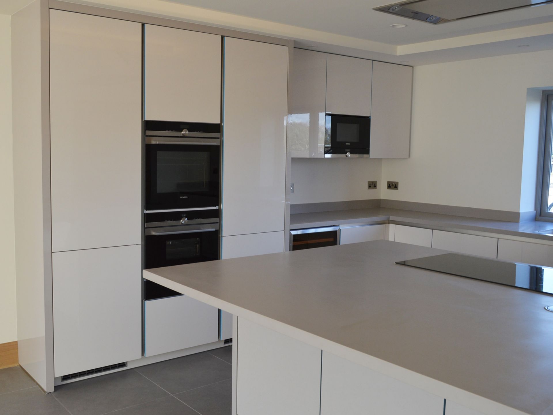 1 x Stunning KELLER Handleless FITTED KITCHEN With Corian Clay Worktops, Centre Island With - Image 7 of 104