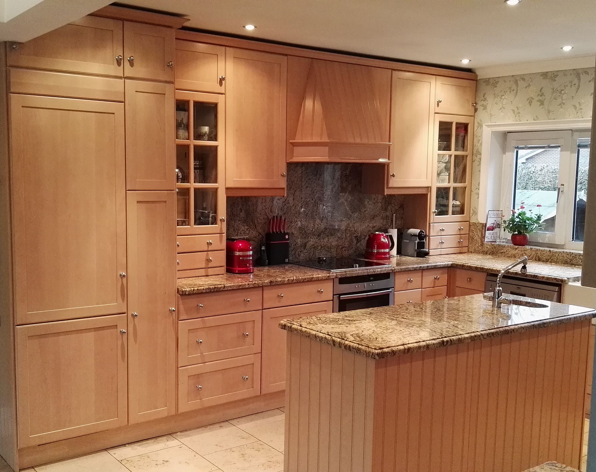 1 x Attractive Bespoke Fitted Kitchen with Granite Worktops and Integrated Appliances - CL