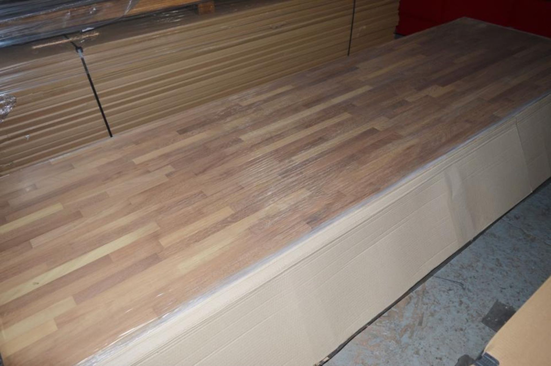 1 x Solid Wood Kitchen Worktop - IROKO - Iroko Blockwood Kitchen Worktop - Size: 3000 x 900 x 32mm - - Image 2 of 4