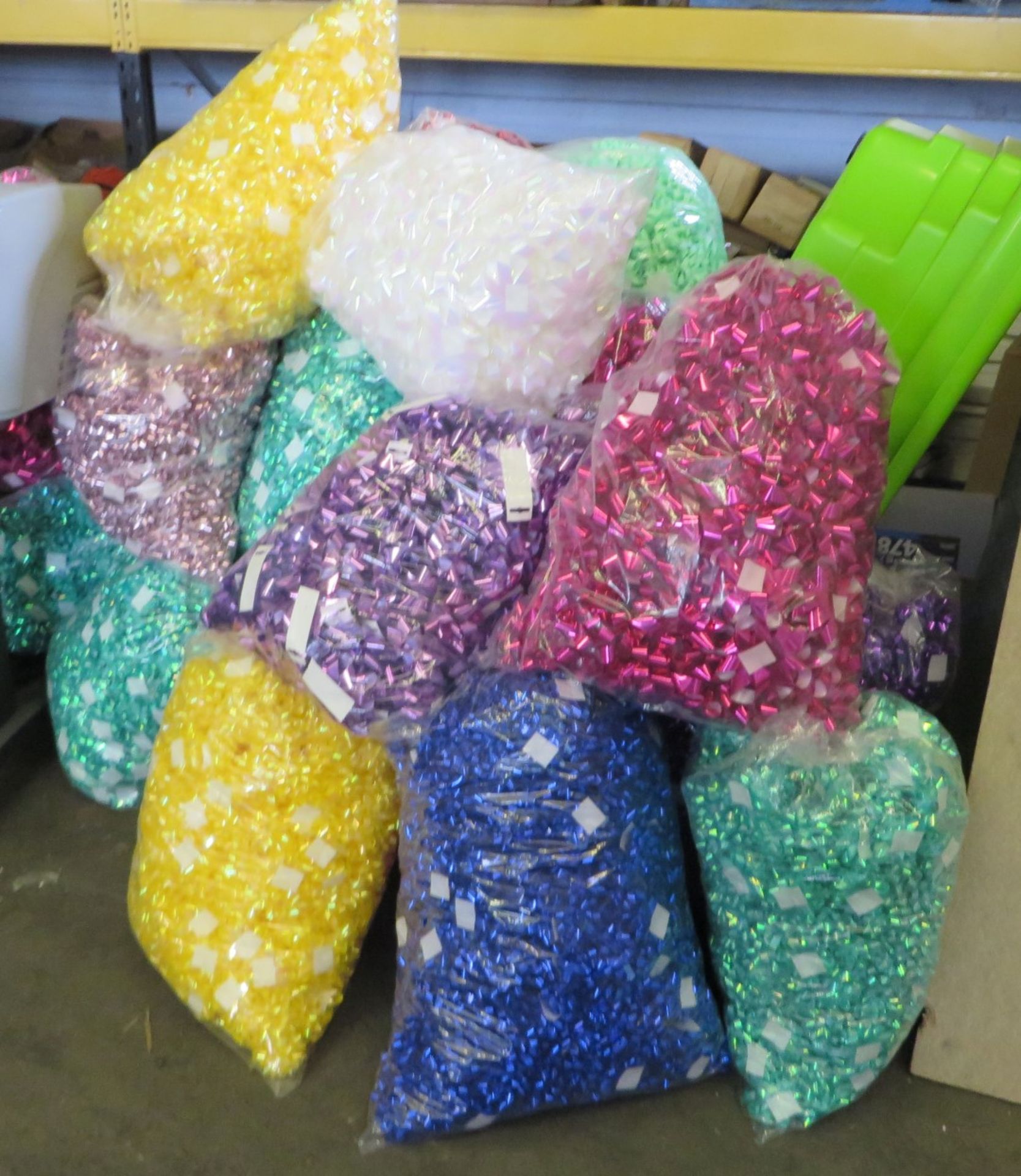 5 x Random Colour Large Bags of New Self-Adhesive Present Bows - CL185 - Ref: DSYBOWS - Location: St - Image 2 of 6