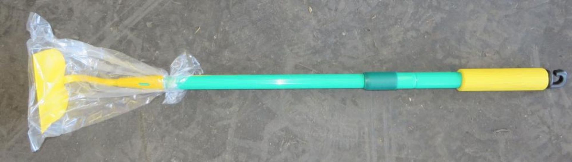 12 x Educational Infant Telescopic Hoes - New - CL185 - Ref: DRT0655 - Location: Stoke ST3 - Image 4 of 4