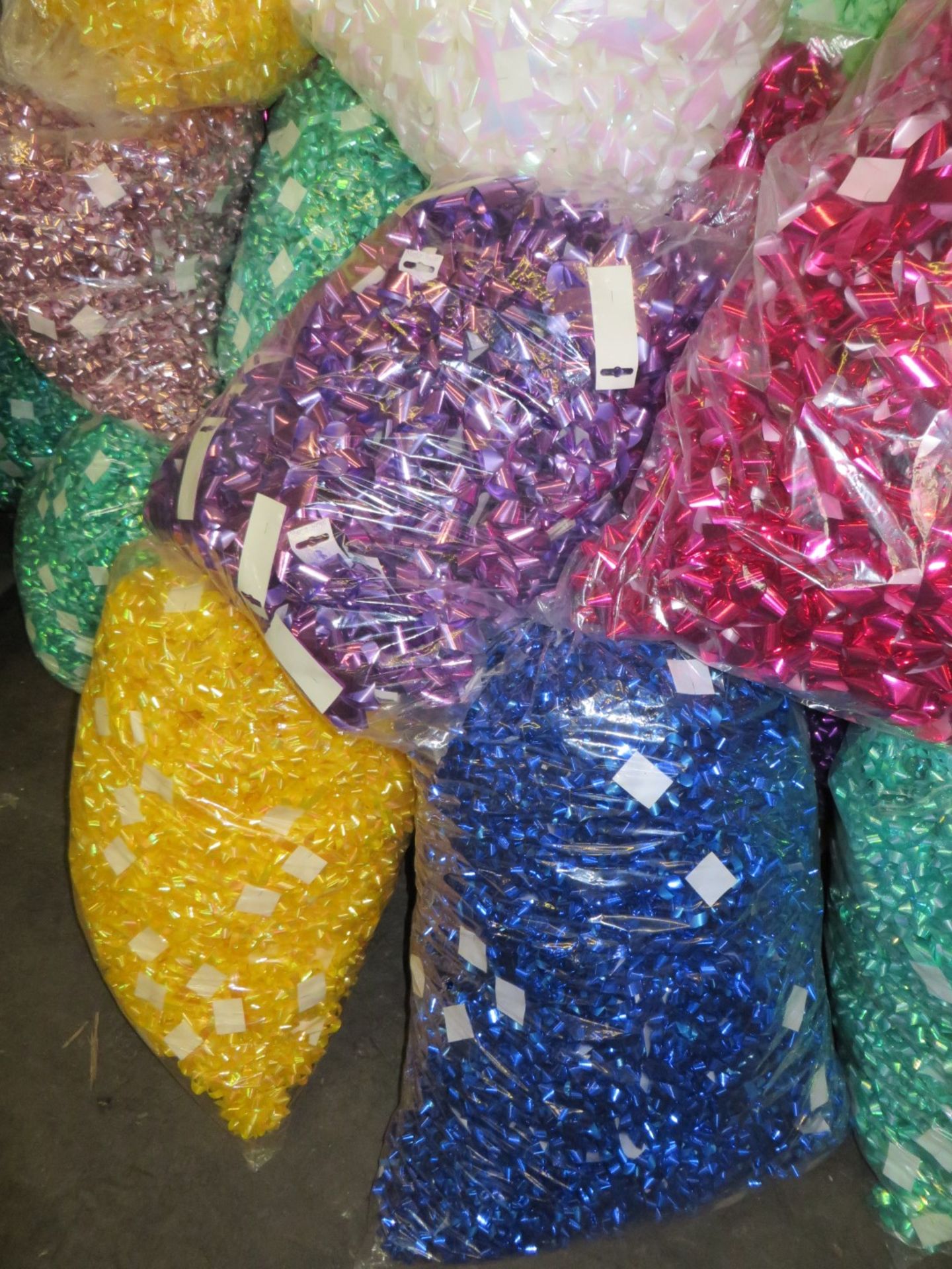 5 x Random Colour Large Bags of New Self-Adhesive Present Bows - CL185 - Ref: DSYBOWS - Location: St - Image 3 of 6