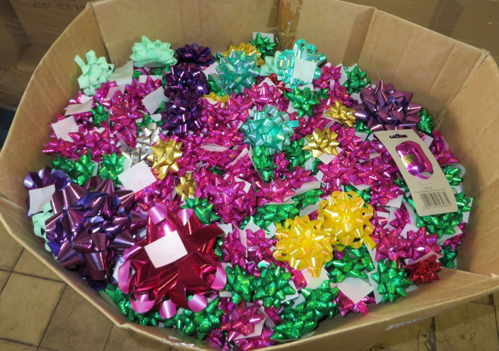 1 x Large Box of New Self-Adhesive Present Bows - CL185 - Ref: DSY0254 - Location: Stoke-on-Trent ST - Image 2 of 2