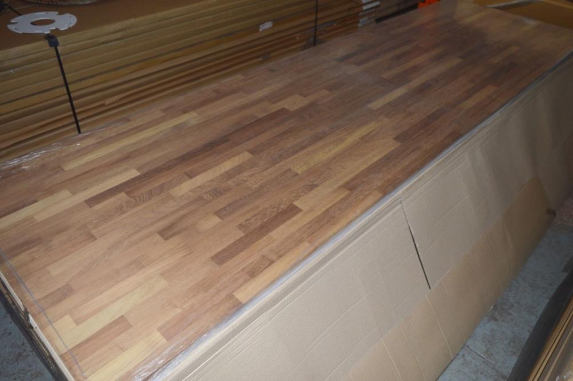 1 x Solid Wood Kitchen Worktop - IROKO - Iroko Blockwood Kitchen Worktop - Size: 3000 x 900 x 32mm - - Image 4 of 4