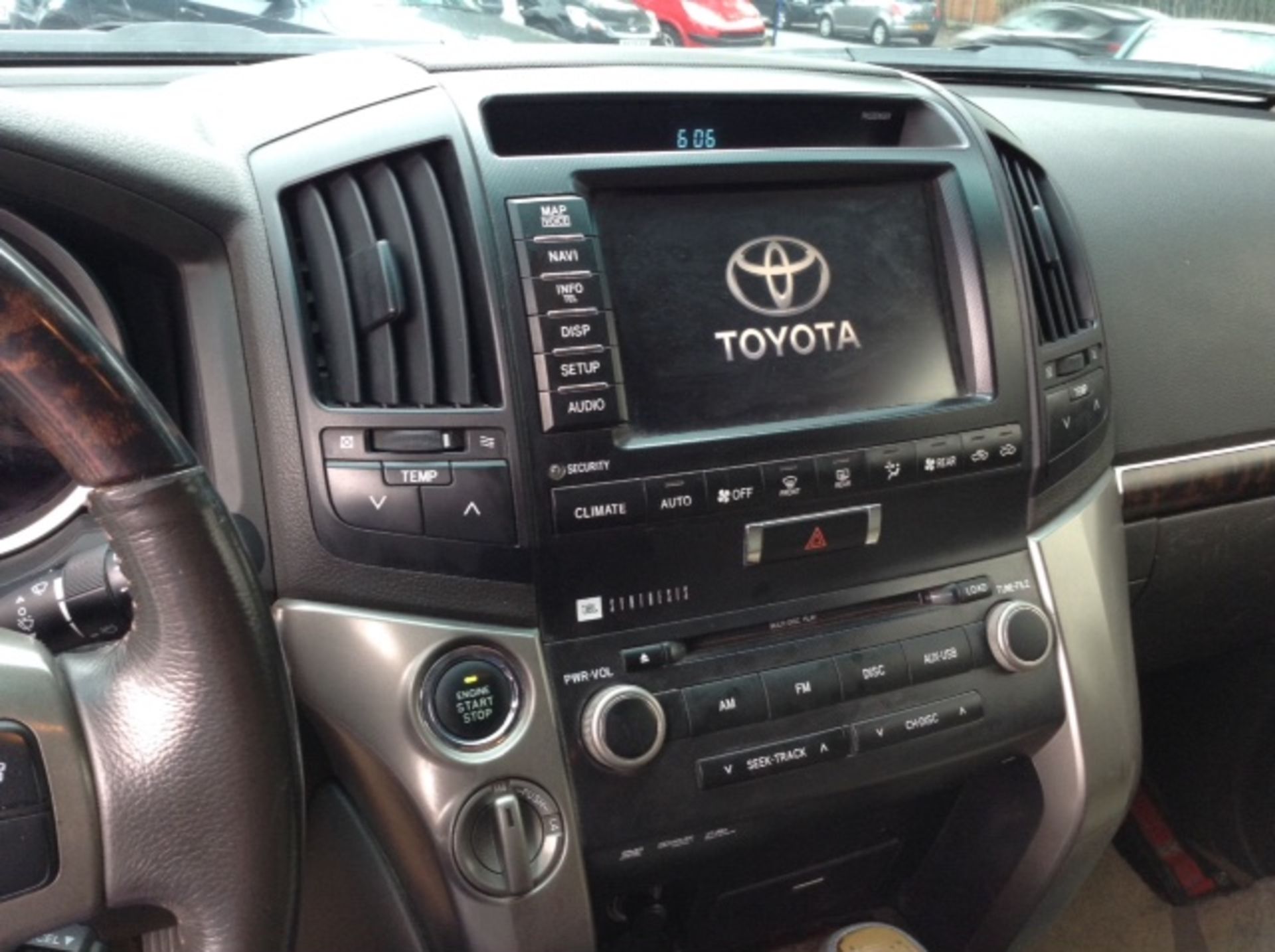 1 x Toyota Land Cruiser Amazon V8 VX-R 4.7 Petrol - Year 2010 - 48,851 Miles - Image 15 of 15