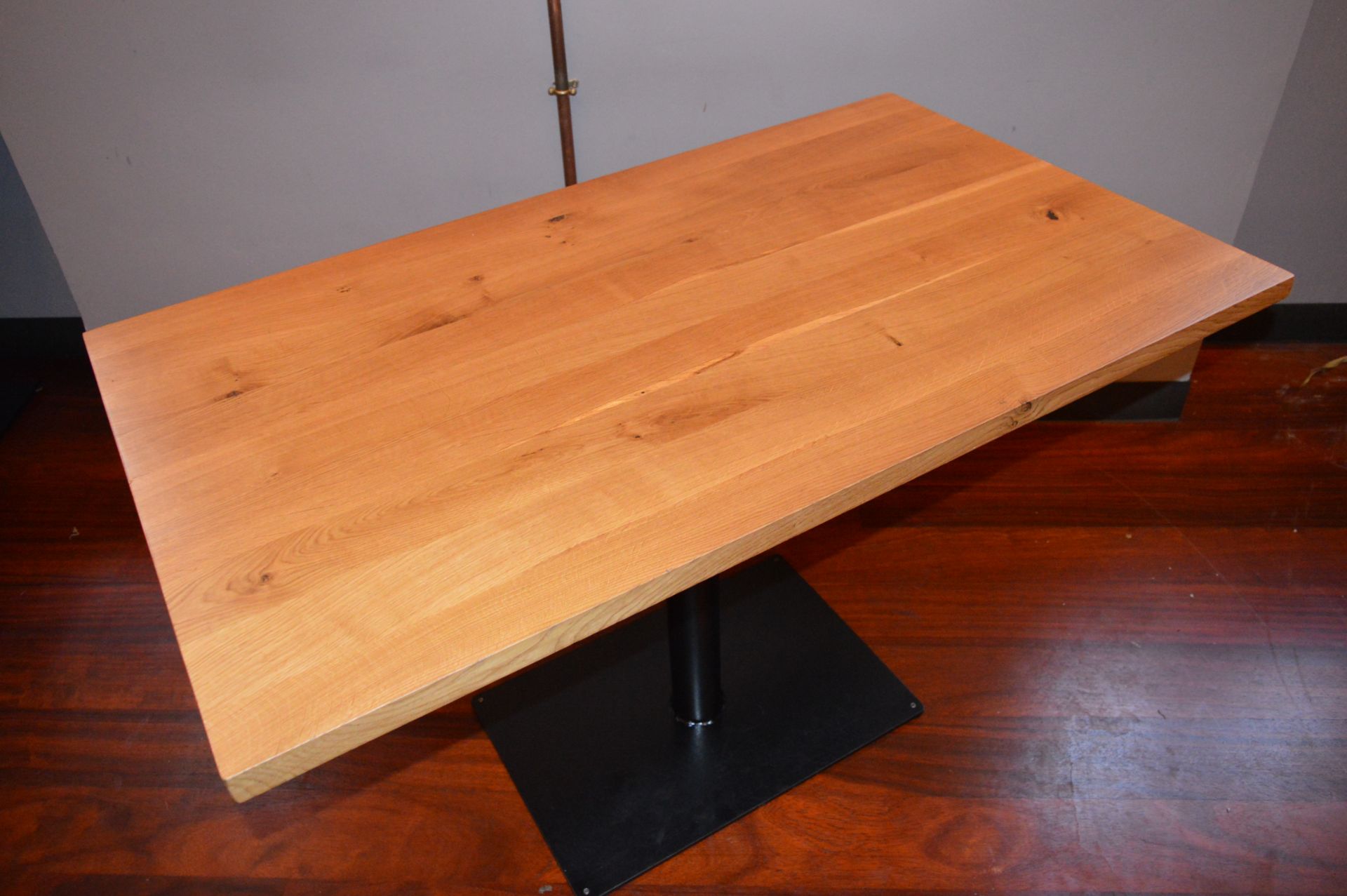 1 x Rustic Knotty Oak Dinner Table - Suitable For Pubs & Restaurants - Substantial Base With Solid - Image 3 of 5