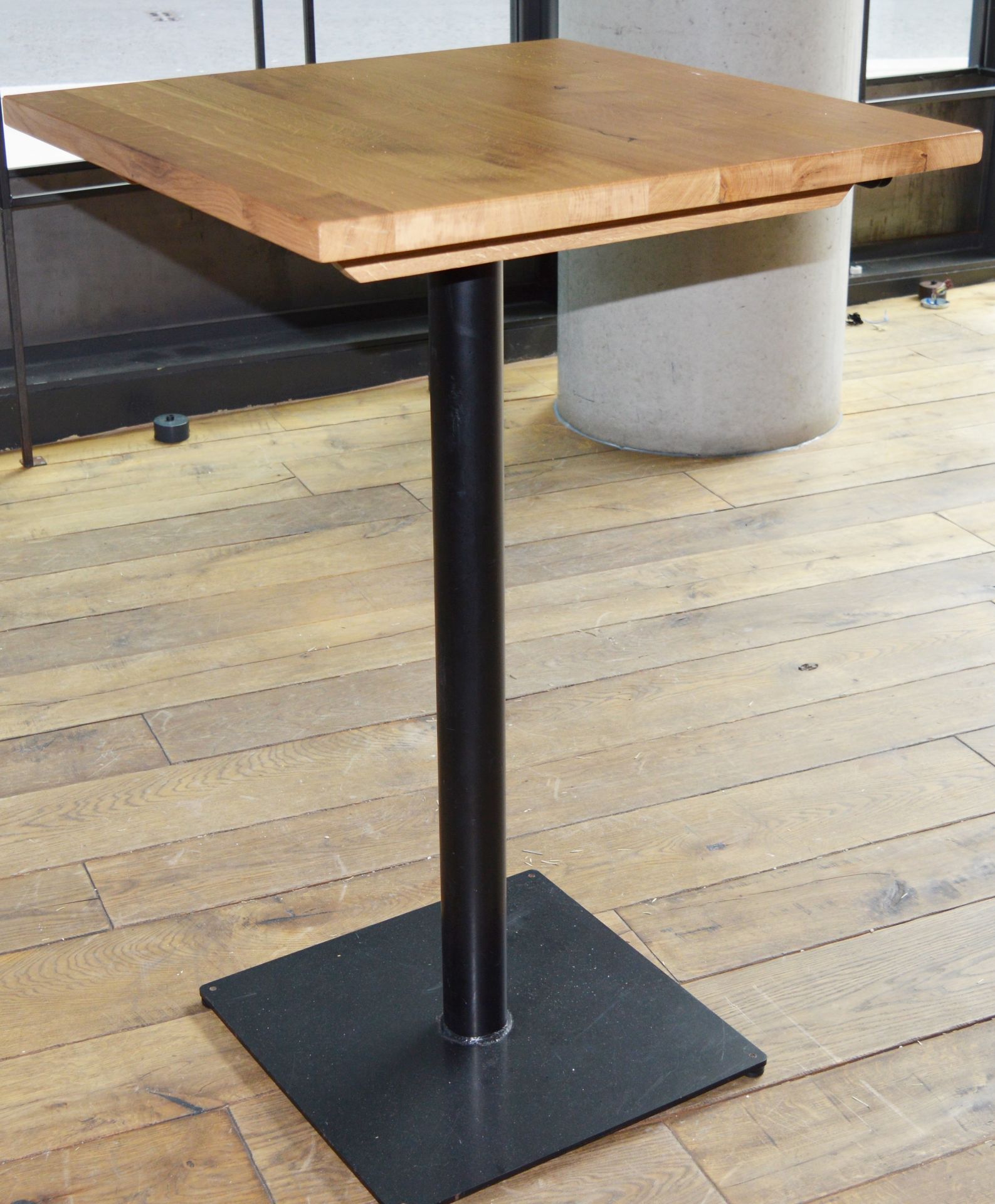 1 x Rustic Knotty Oak Poser Table - Suitable For Pubs & Restaurants - Substantial Base With Solid