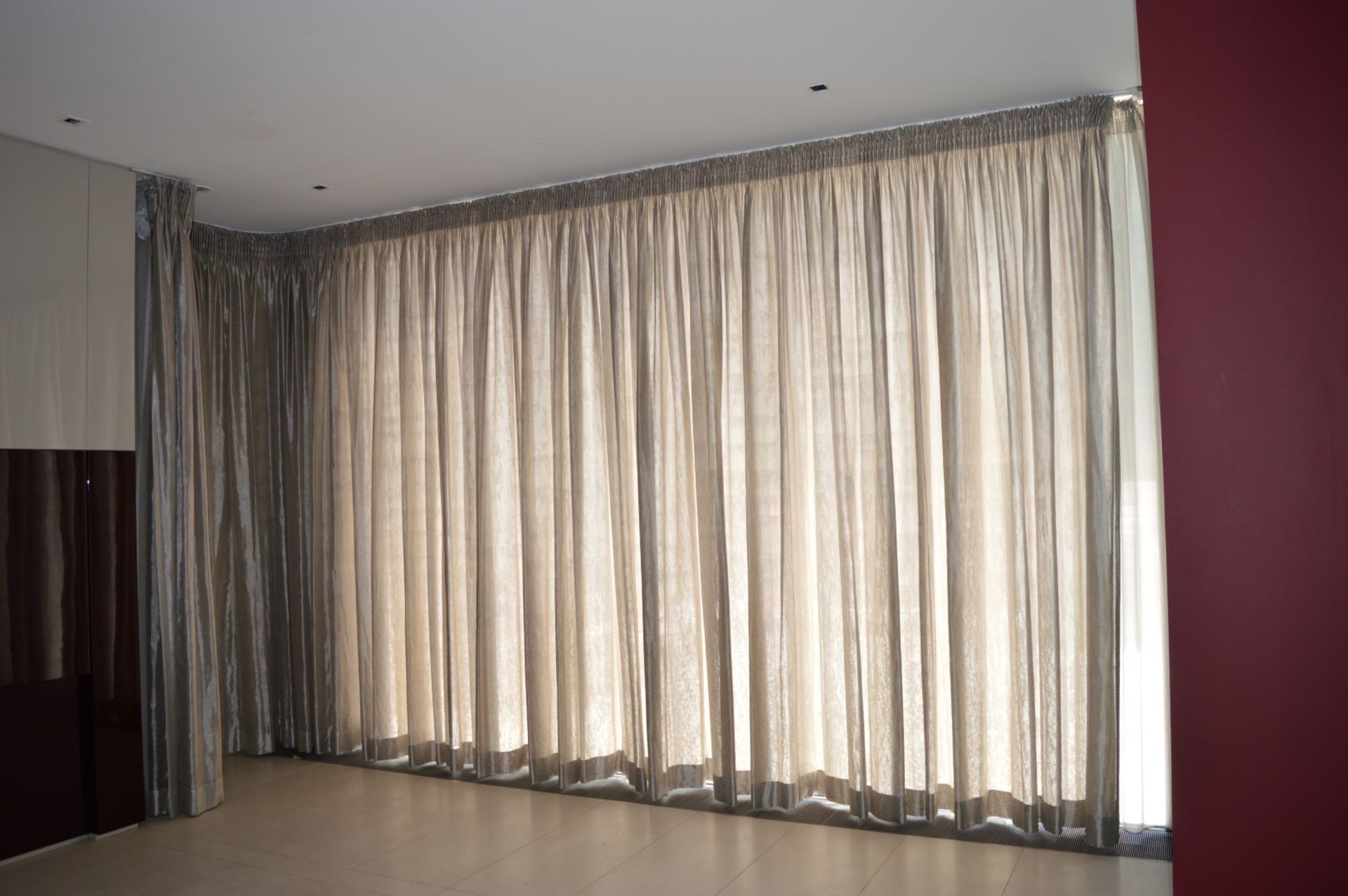 1 x Set of Curtains With Electric Motor - Ref 73 - Approx Length 800cm x Drop 307 cms - CL230 - - Image 2 of 7