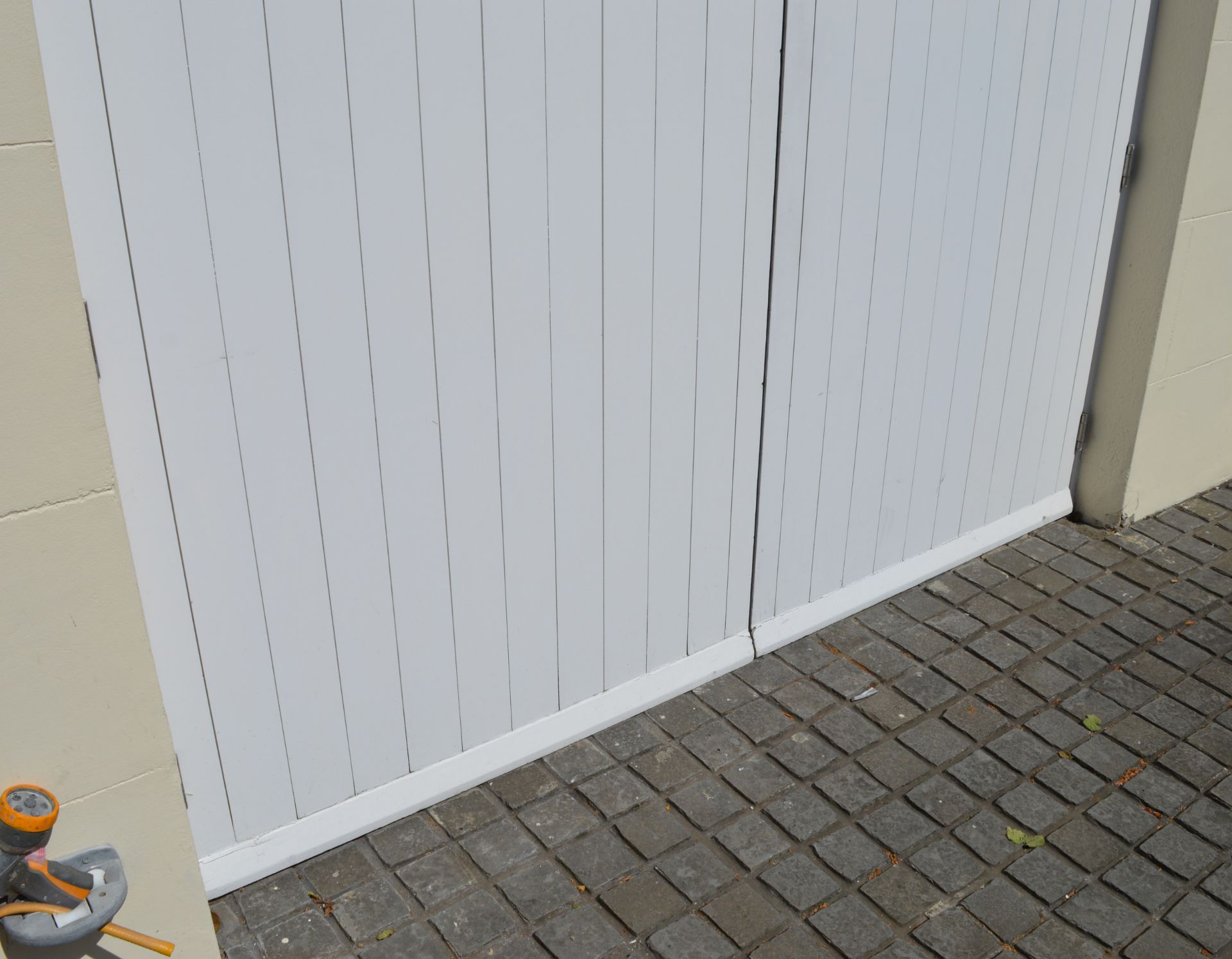 1 x Set of Wooden Garage Doors With Windowed Frame - Ref 117 - Includes Door Lock and Hinges - - Image 6 of 10