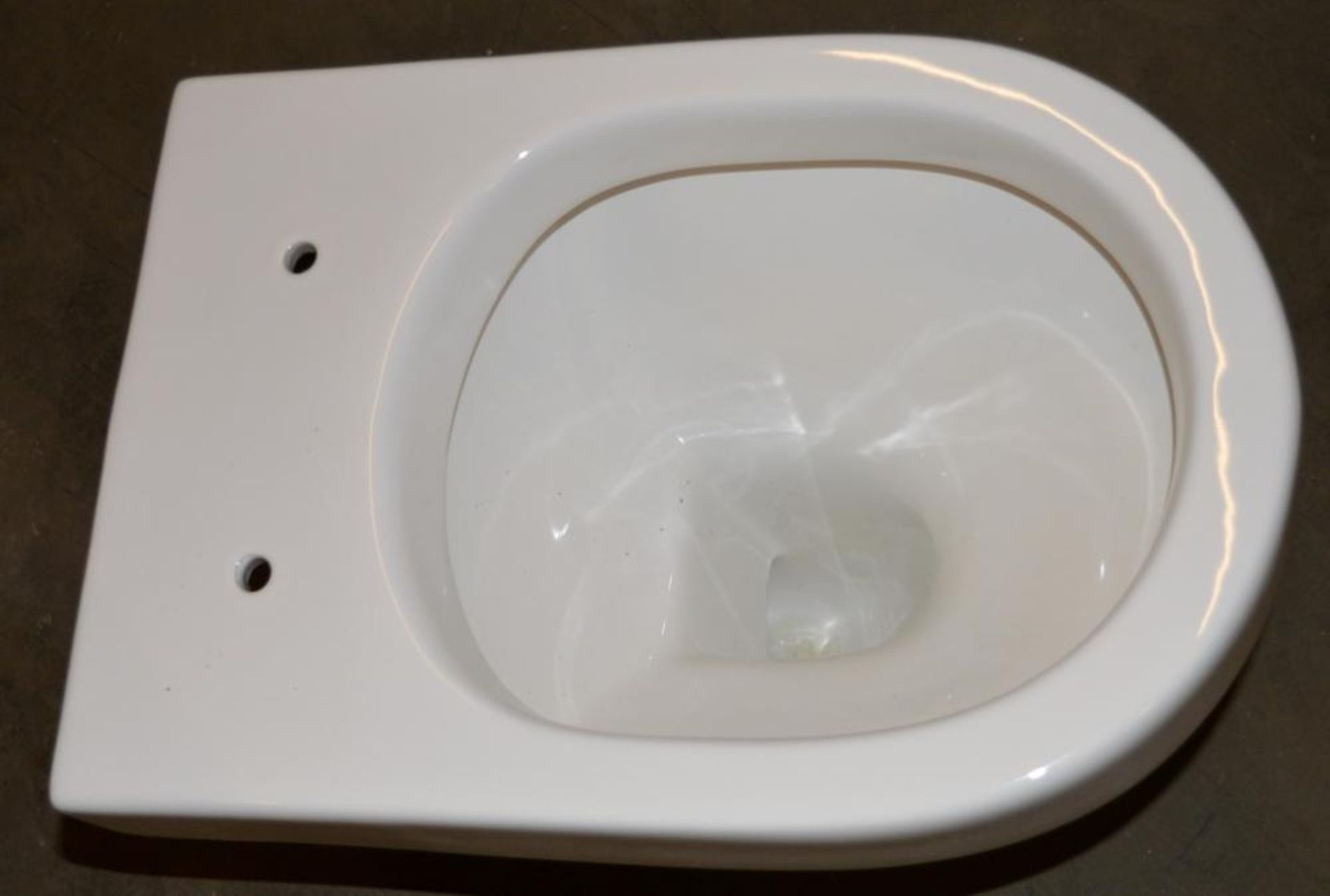 1 x Oakley BTW Toilet Pan With Soft Close Seat - Unused Stock - CL190 - Ref GIL034 - Location: - Image 4 of 6