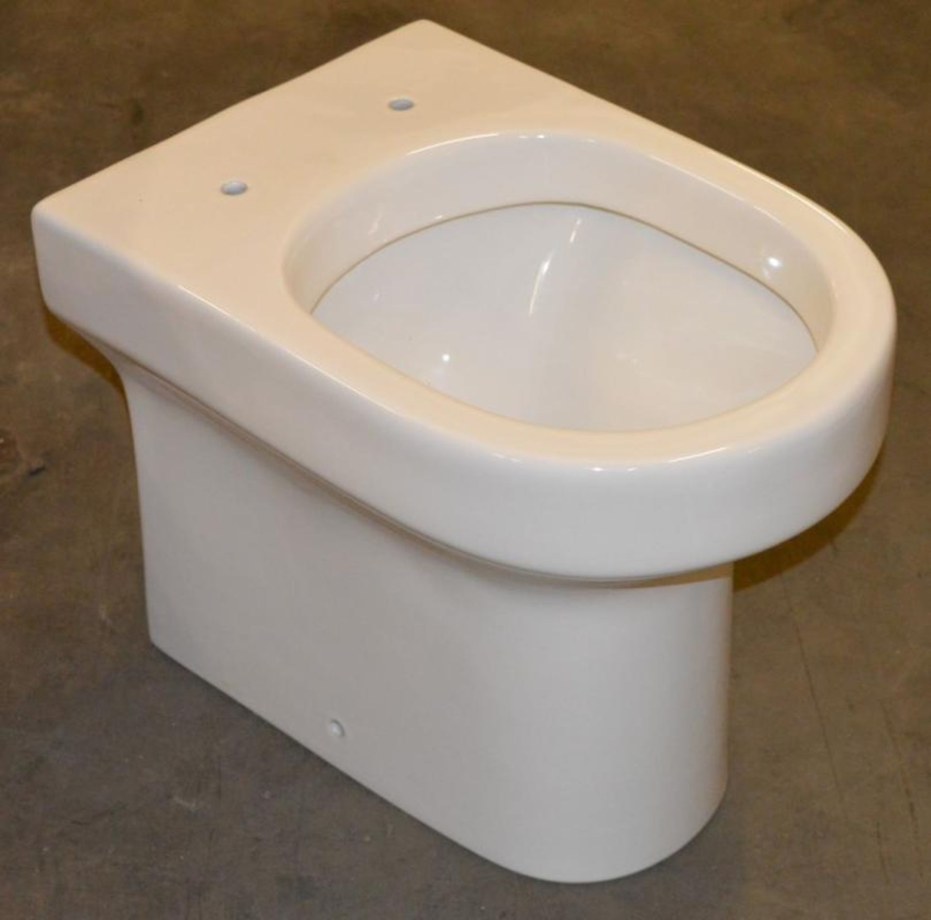 1 x Oakley BTW Toilet Pan With Soft Close Seat - Unused Stock - CL190 - Ref GIL034 - Location: