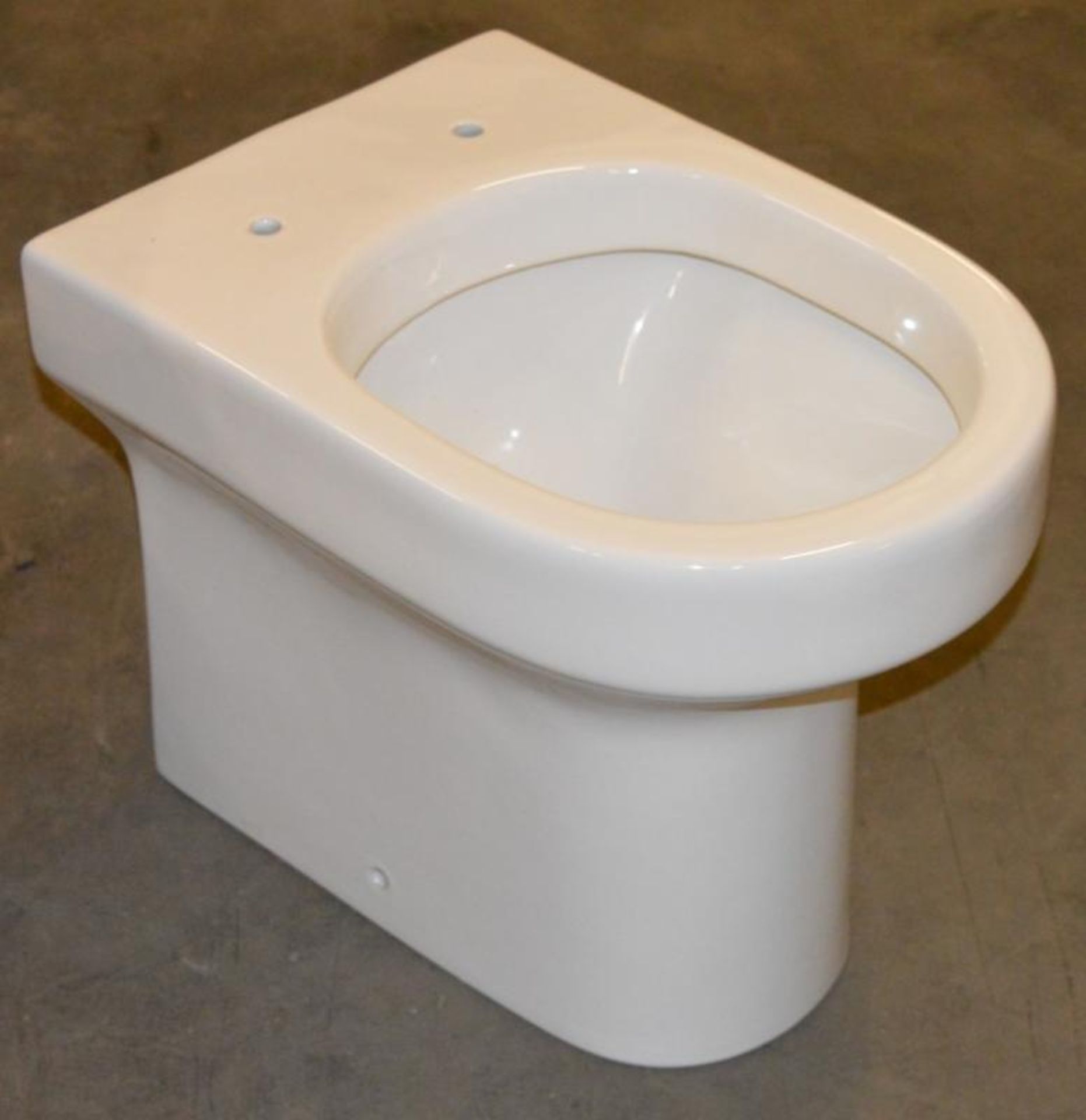 1 x Oakley BTW Toilet Pan With Soft Close Seat - Unused Stock - CL190 - Ref GIL034 - Location: - Image 3 of 6