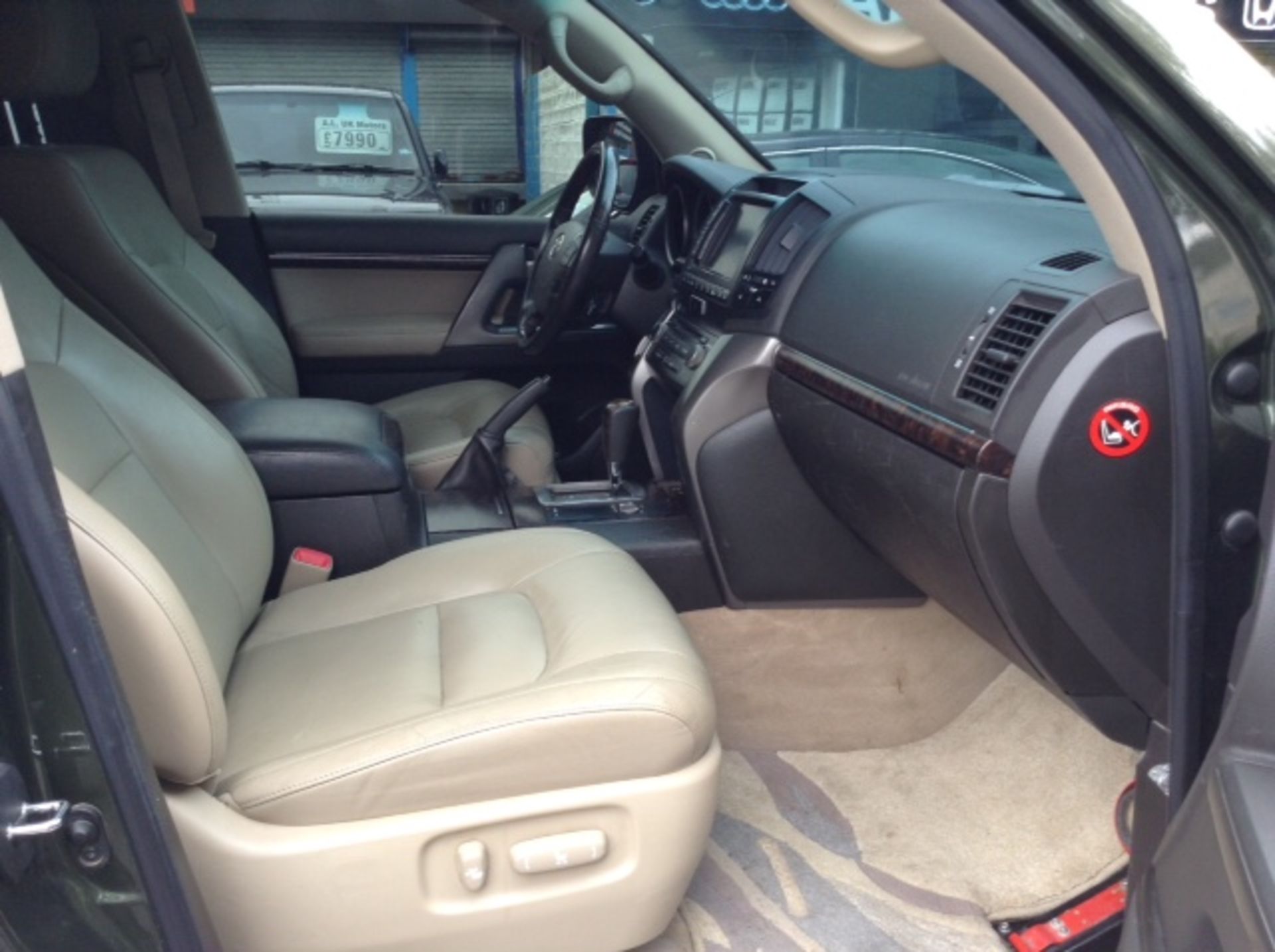 1 x Toyota Land Cruiser Amazon V8 VX-R 4.7 Petrol - Year 2010 - Left Hand Drive - Middle Eastern - Image 4 of 15